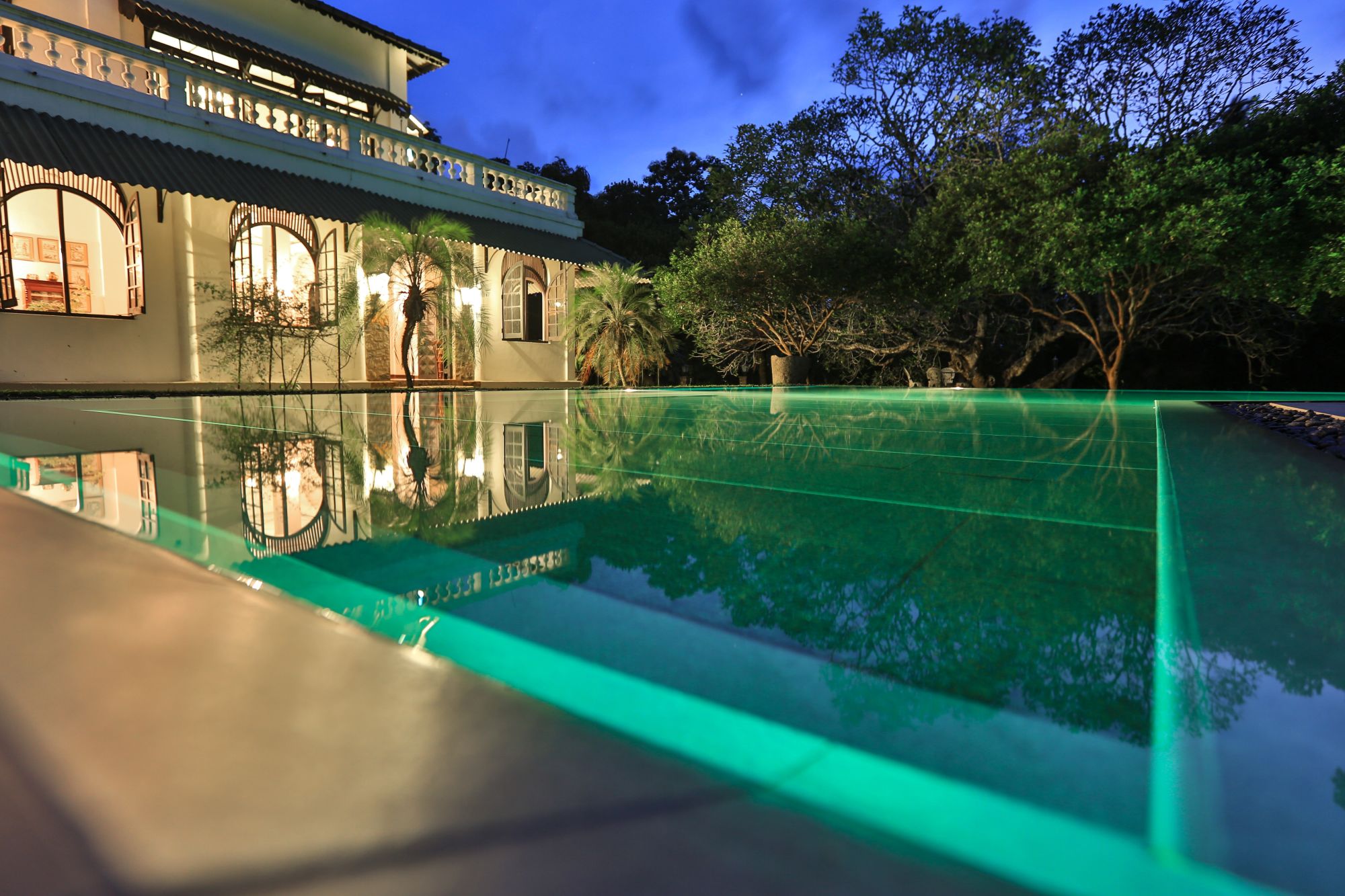 Horathapola Coconut Estate in Yakvila: view of the house at night-2