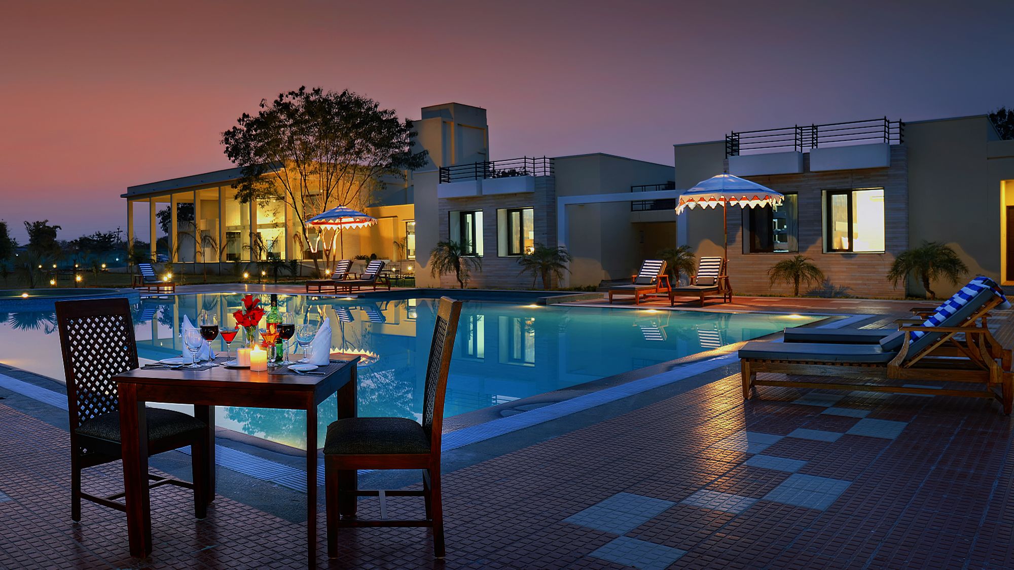 Jungle Vilas in Ranthambore: Pool view