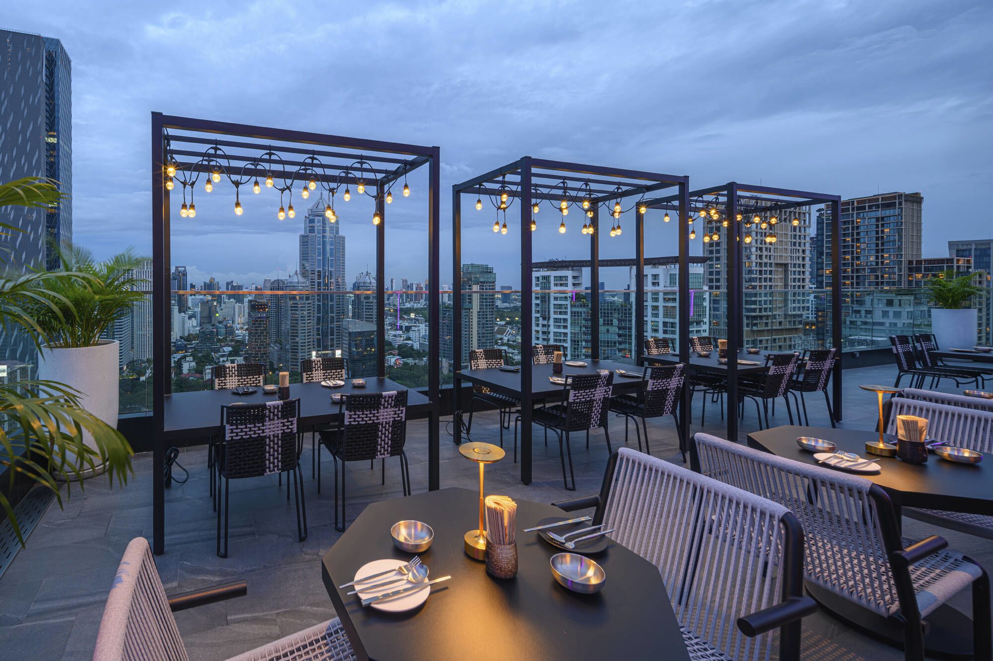 Sindhorn Midtown à Bangkok: Anju Rooftop Restaurant & Bar