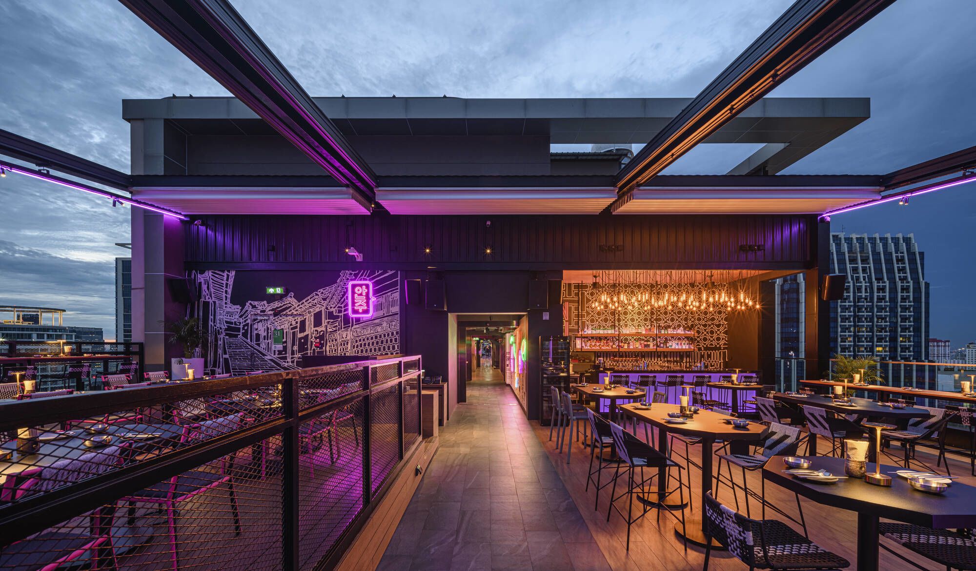 Sindhorn Midtown à Bangkok: Anju Rooftop Restaurant & Bar