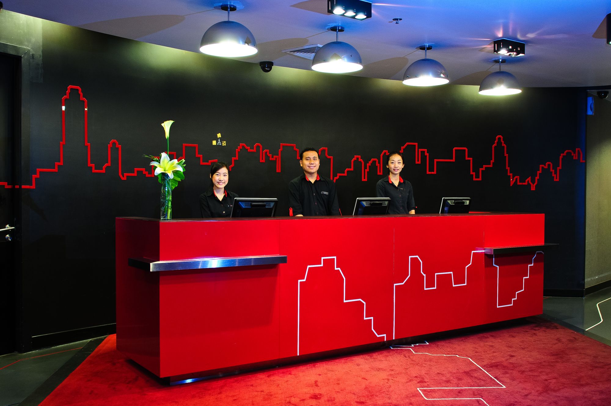 Galleria 10 Hotel in Bangkok: Reception Staff