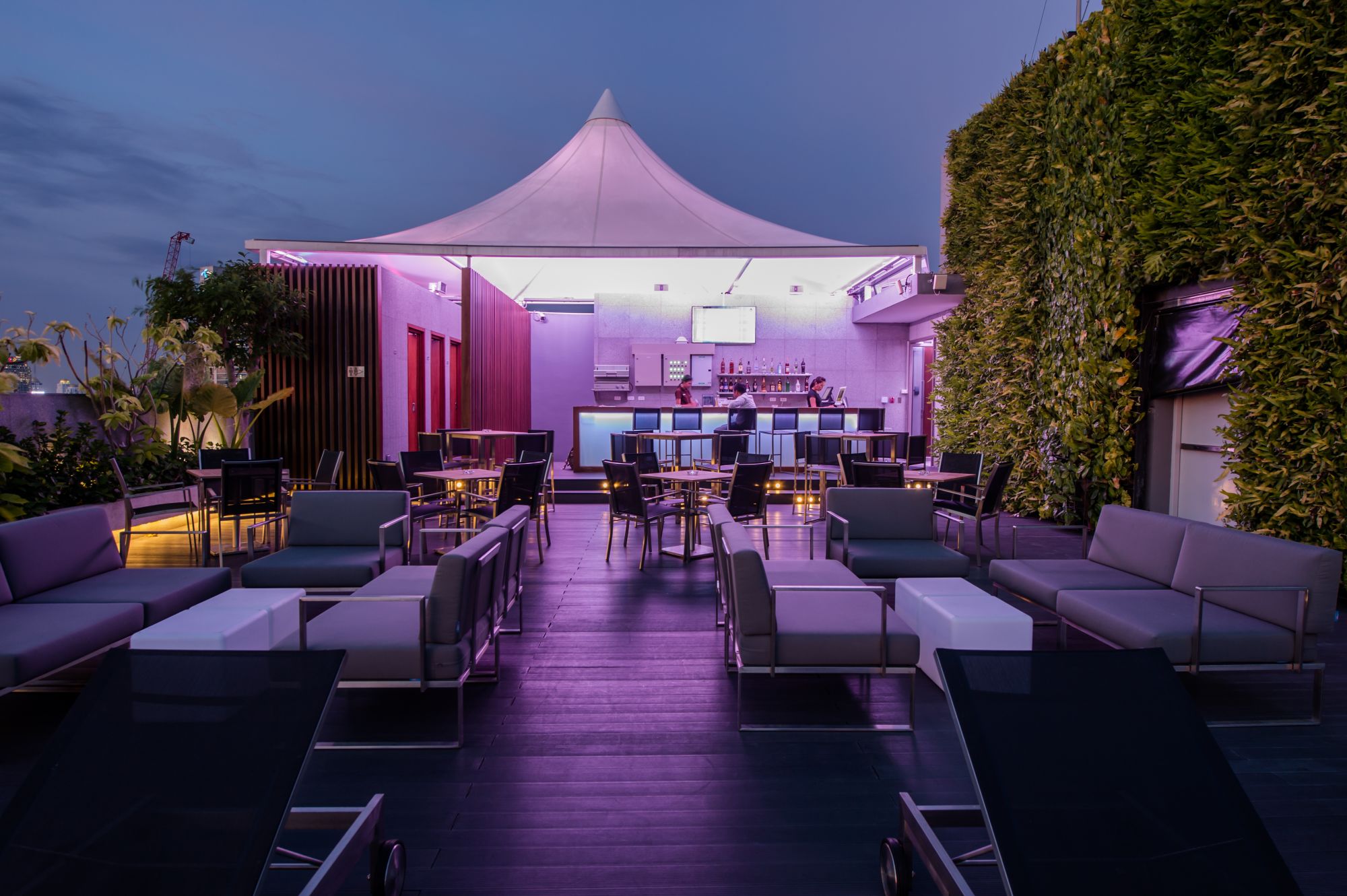 Amara Bangkok: Rooftop bar AkaAza