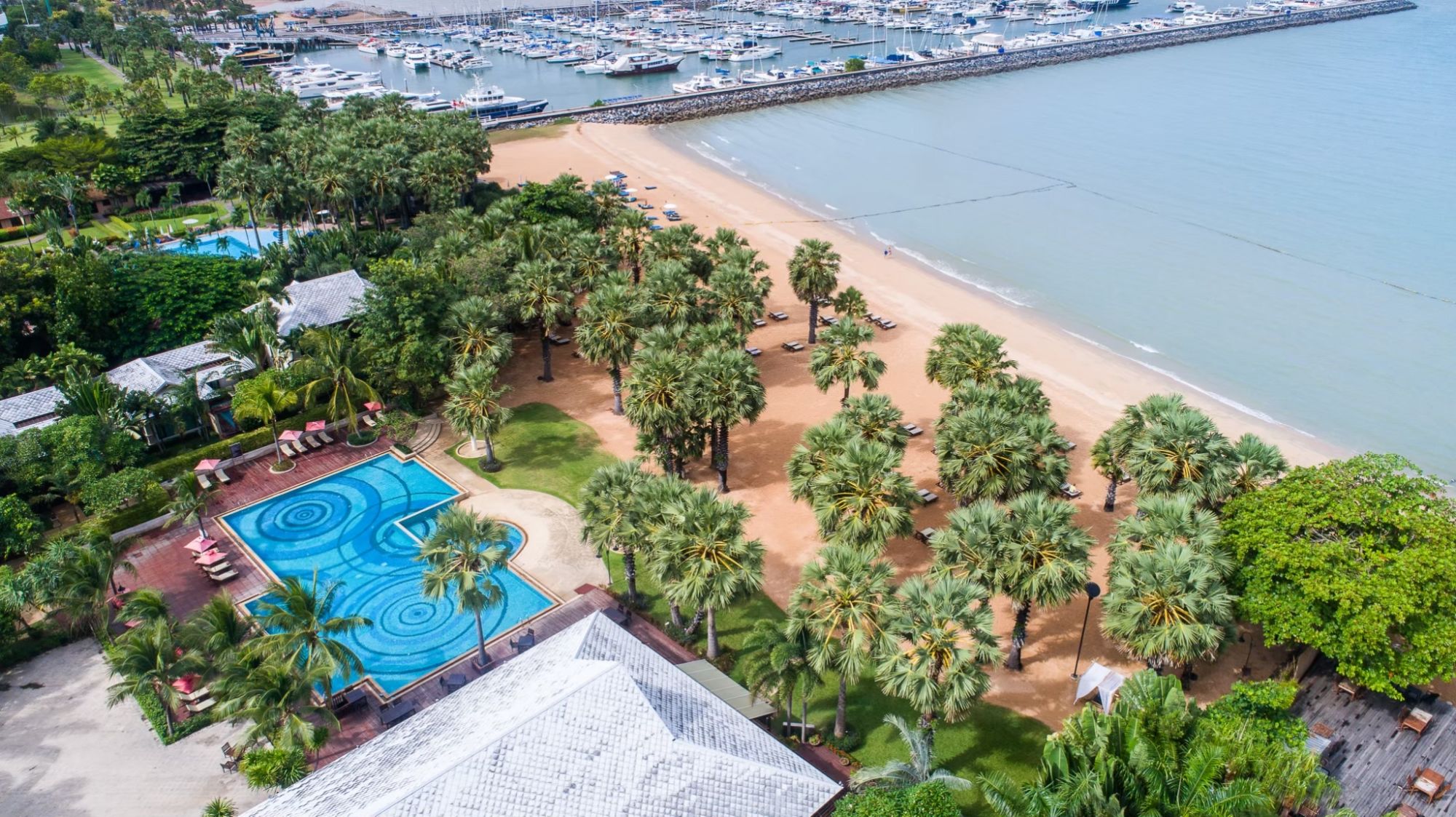 Ravindra Beach Resort & Spa in Pattaya: Beach