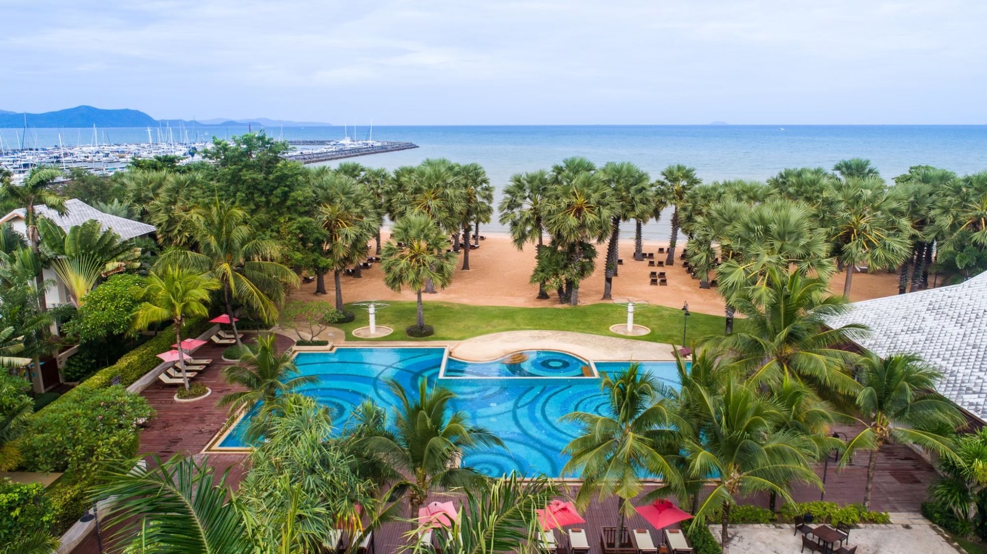 Ravindra Beach Resort & Spa in Pattaya: Swimming Pool