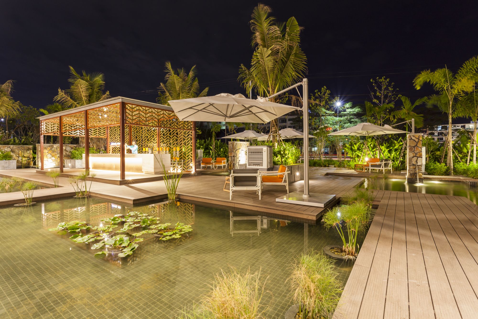 Crowne Plaza Vientiane: Garden Beer Garden & Terrace