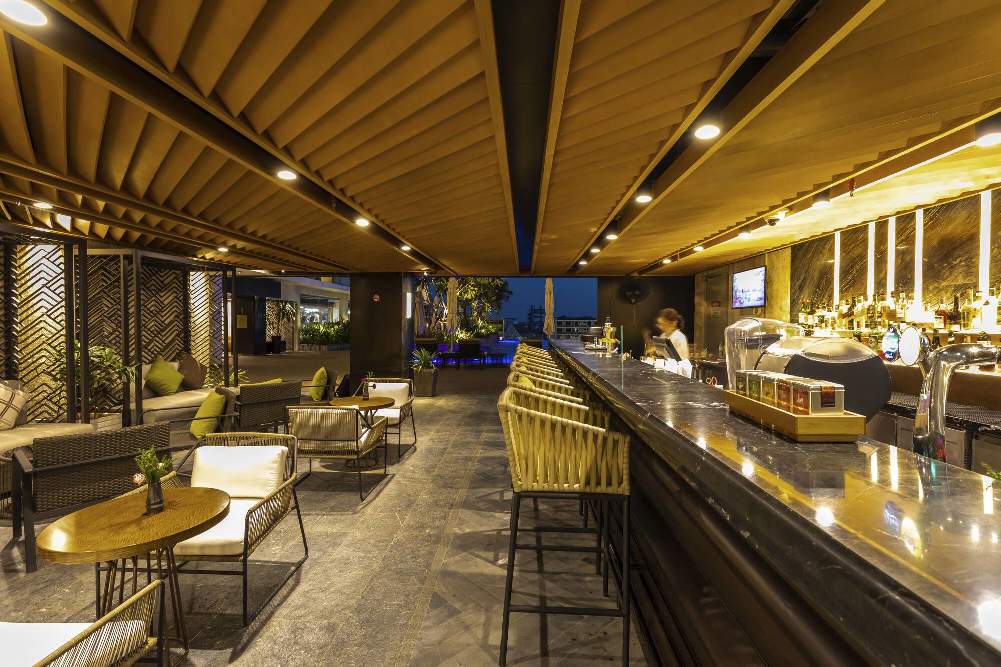 Crowne Plaza Vientiane: The Link Tapas & Bar