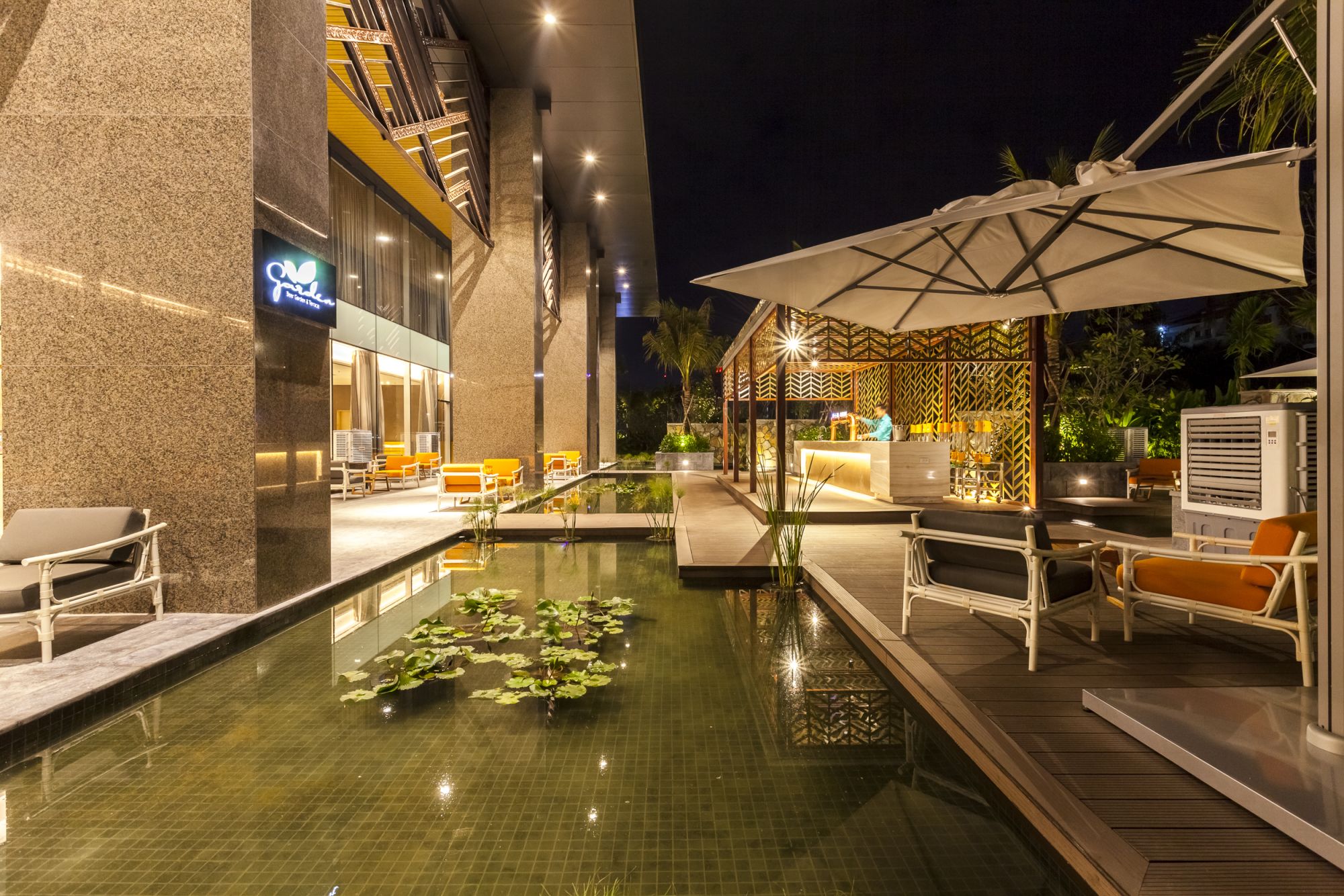 Crowne Plaza Vientiane: Garden Beer Garden & Terrace