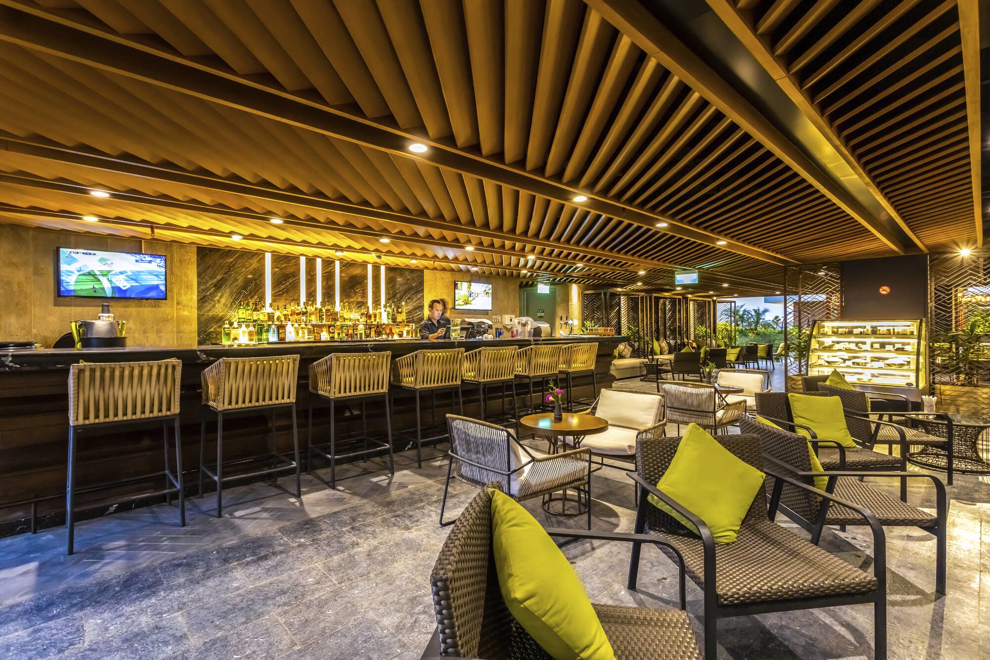 Crowne Plaza Vientiane: The Link Tapas & Bar