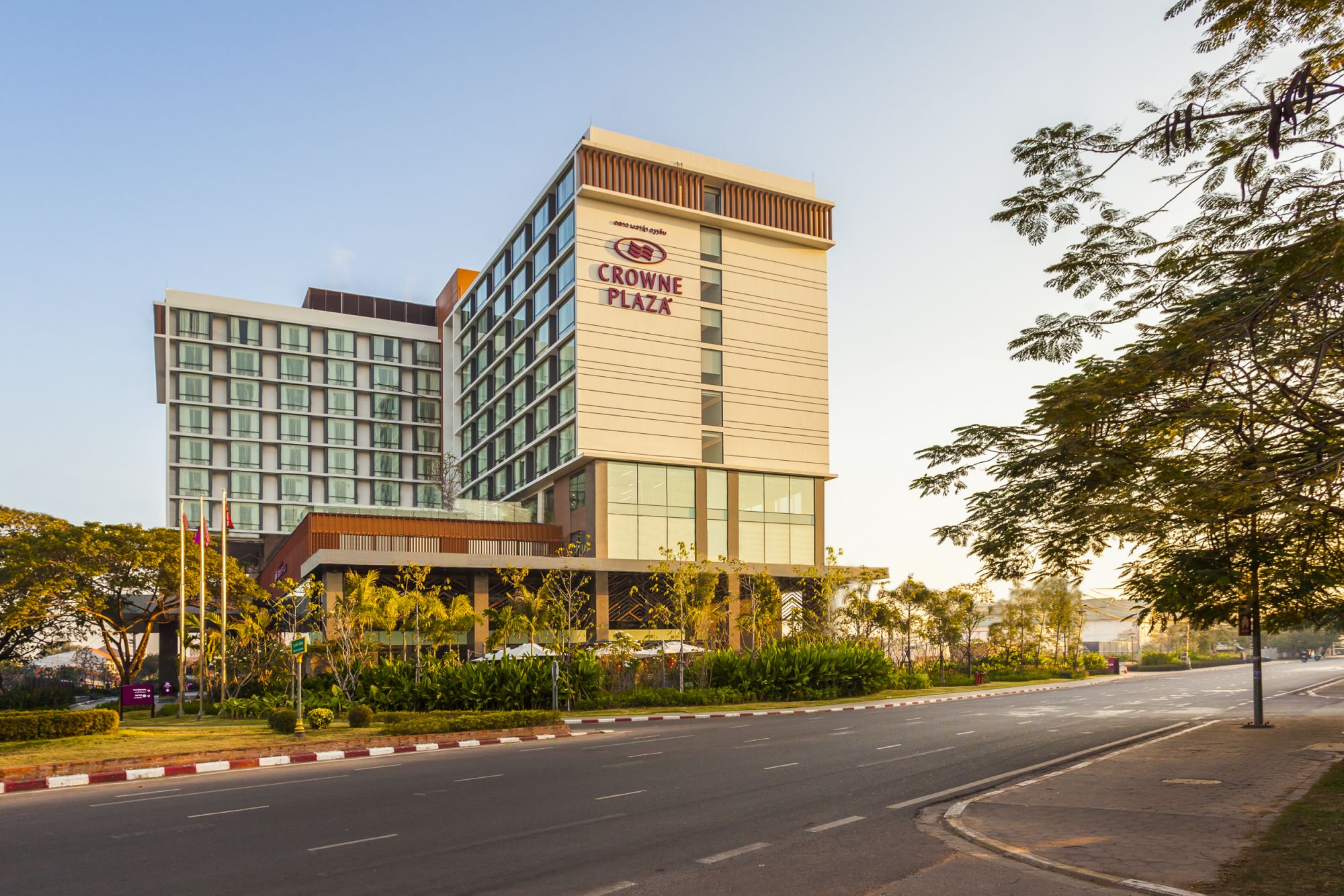 Crowne Plaza Vientiane: Hotel building