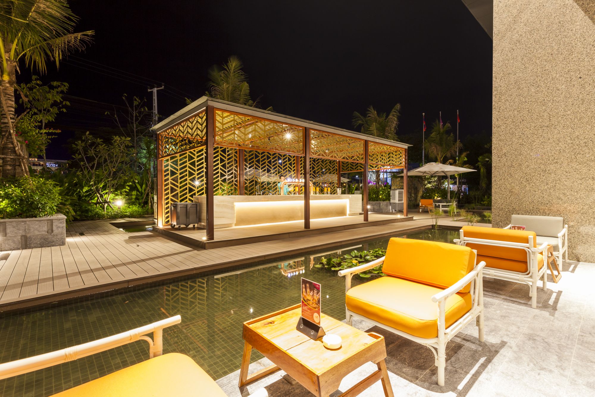 Crowne Plaza Vientiane: Garden Beer Garden & Terrace