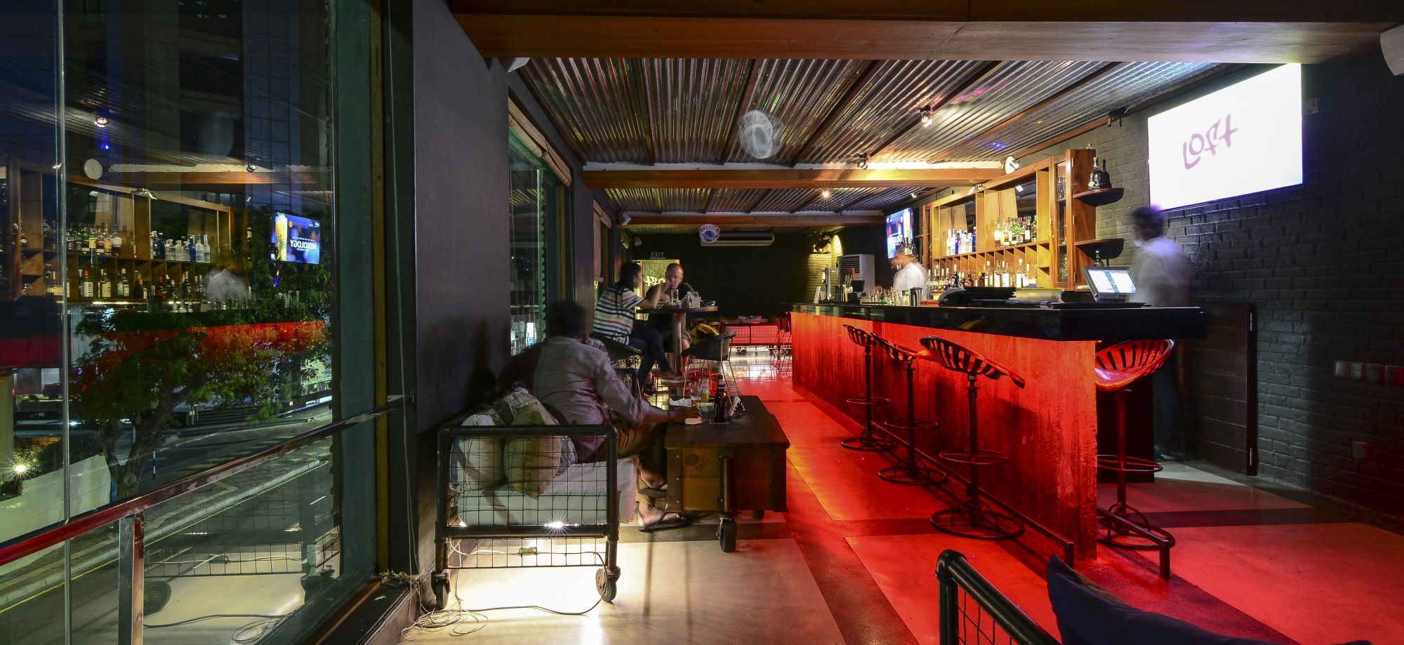 Colombo Court Hotel & Spa: Loft Bar