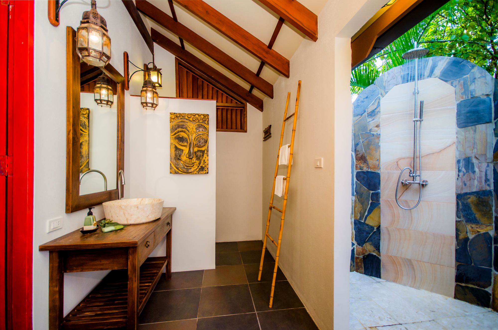 Koh Jum Beach Villas à Ko Jum: 1-Bedroom Beachfront Pool | Baan Si Dang | Bathroom
