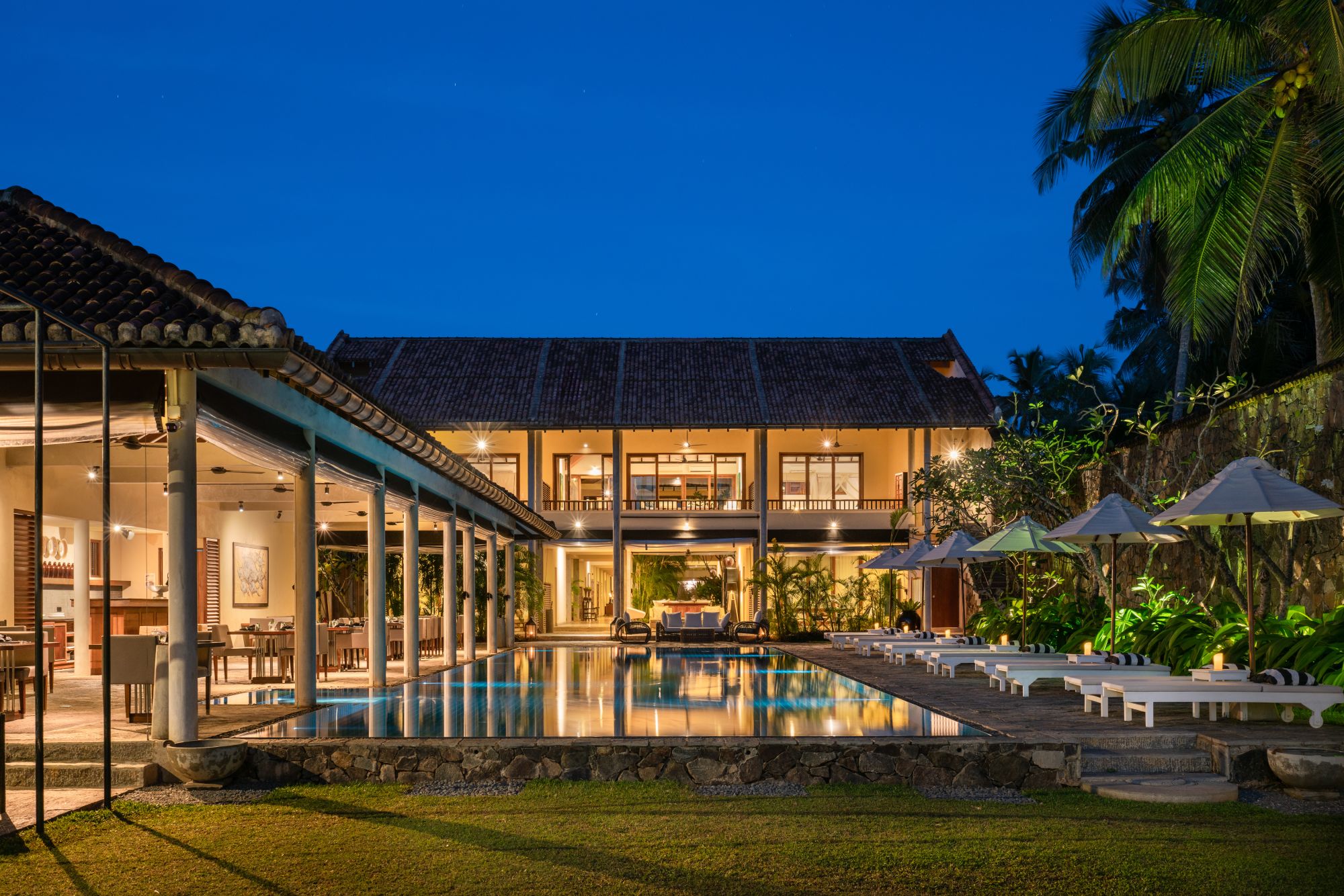 Taru Villas - The Long House in Bentota: hotel at night