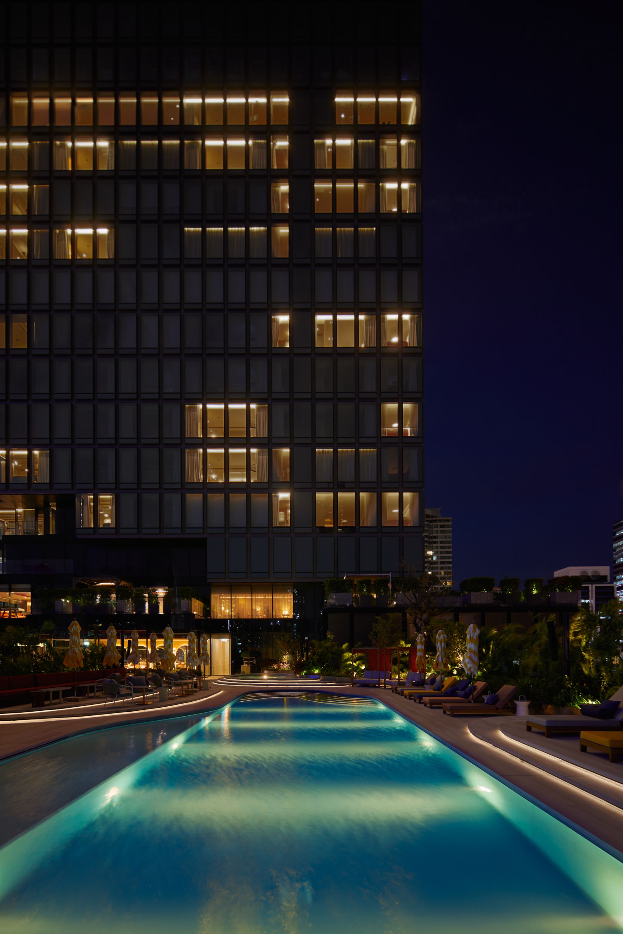 The Standard, Bangkok Mahanakhon: Pool by night