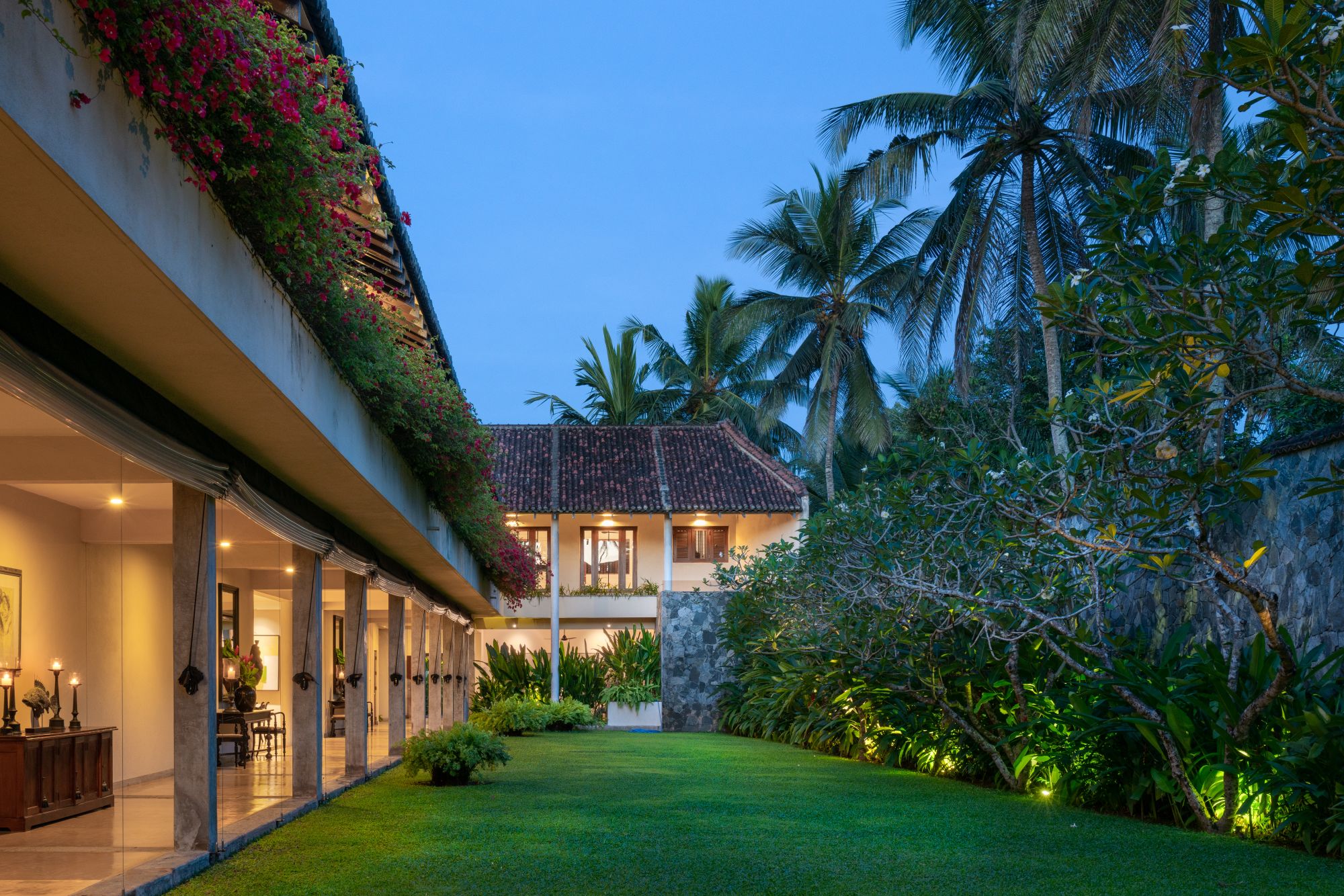 Taru Villas - The Long House in Bentota: tropical garden