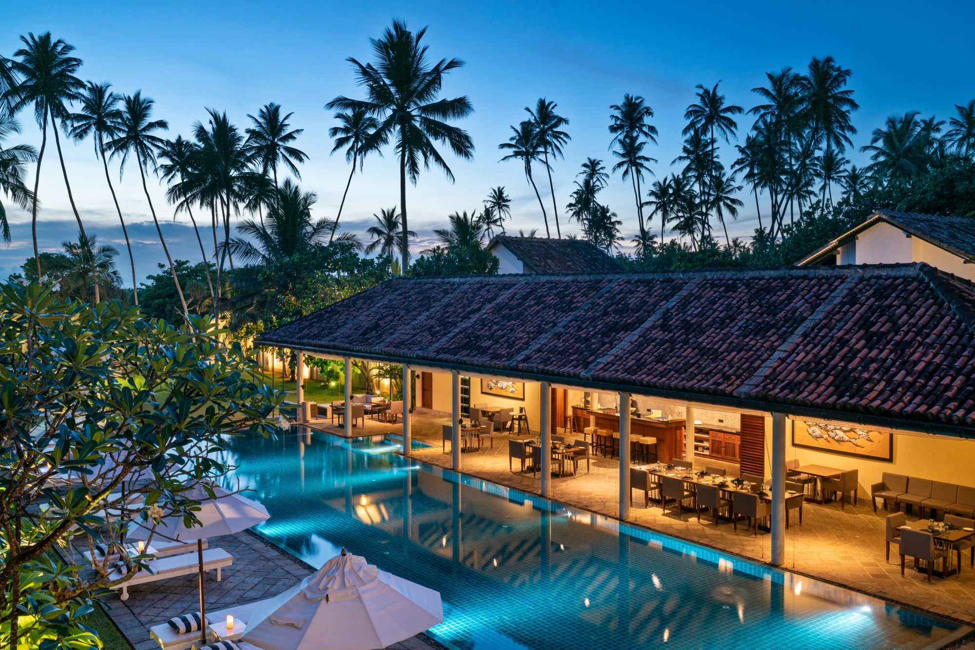 Taru Villas - The Long House in Bentota: pool at sunset