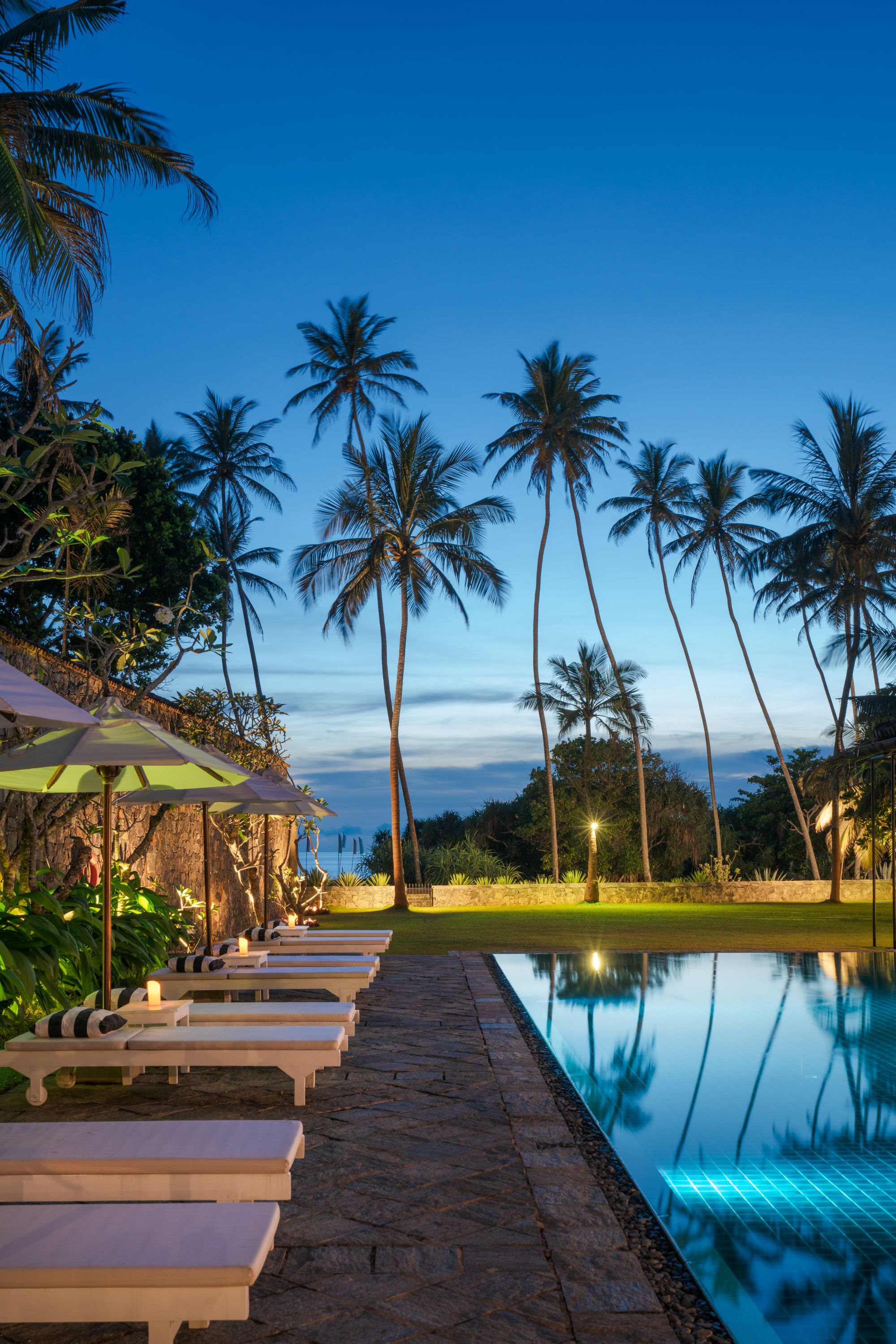 Taru Villas - The Long House in Bentota: pool with sun chairs