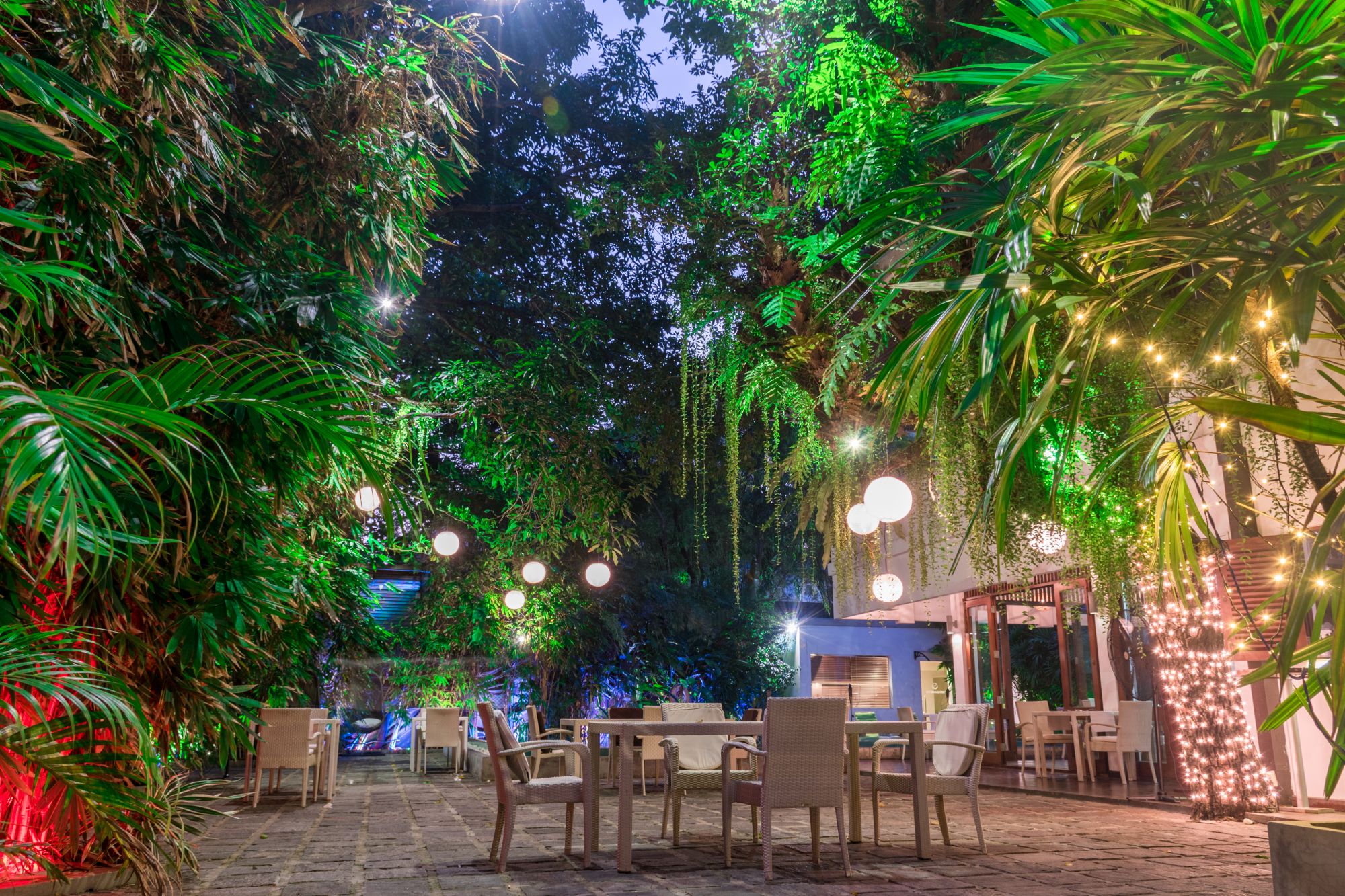 Colombo Court Hotel & Spa: Pool Side Outdoor Restaurant