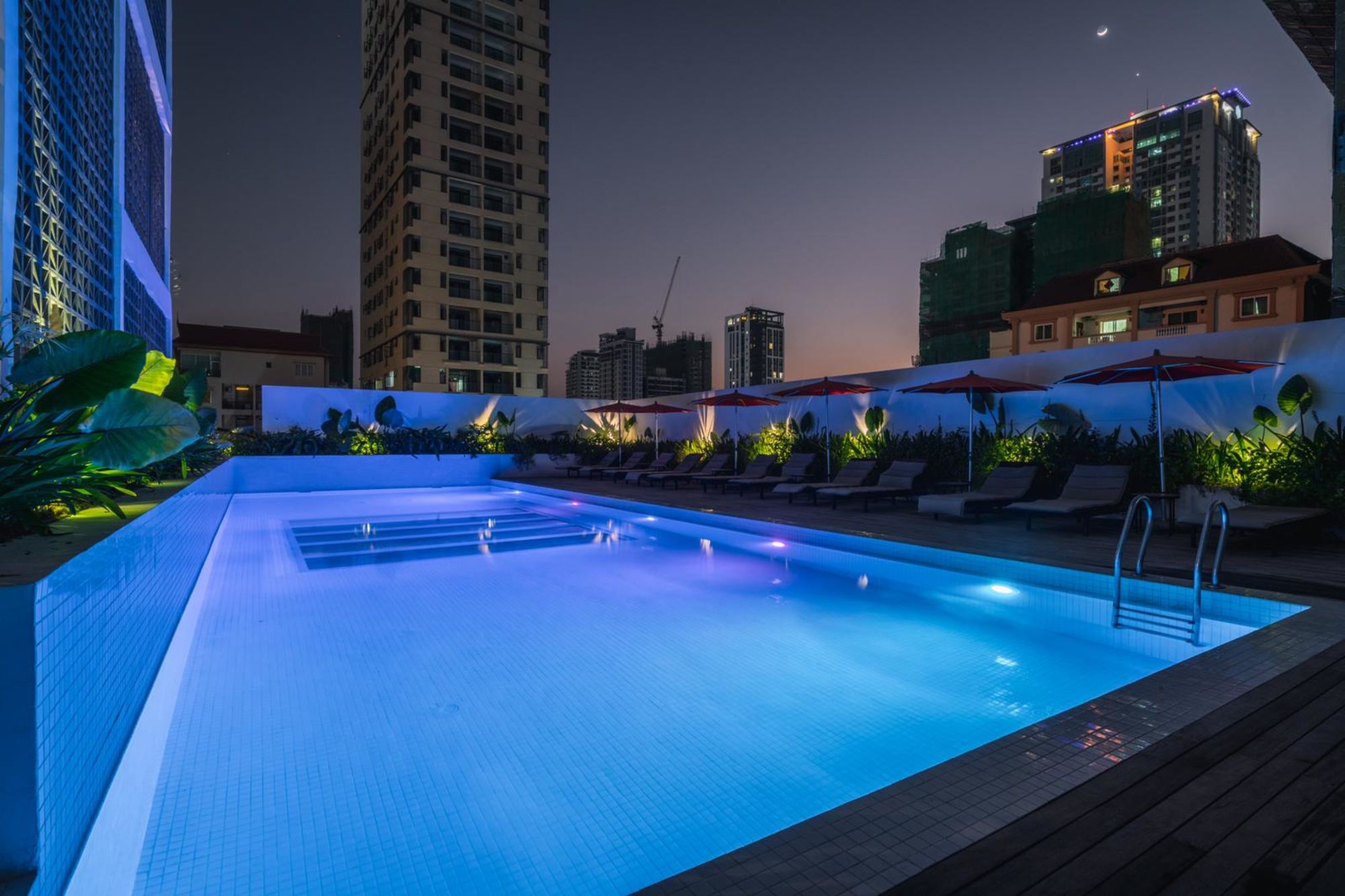 Baitong Hotel & Resort à Phnom Penh:  Deck Swimmingpool