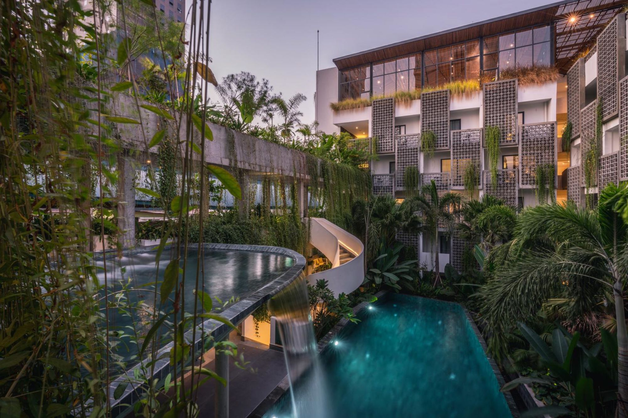 Baitong Hotel & Resort à Phnom Penh:  Forest swimmingpool