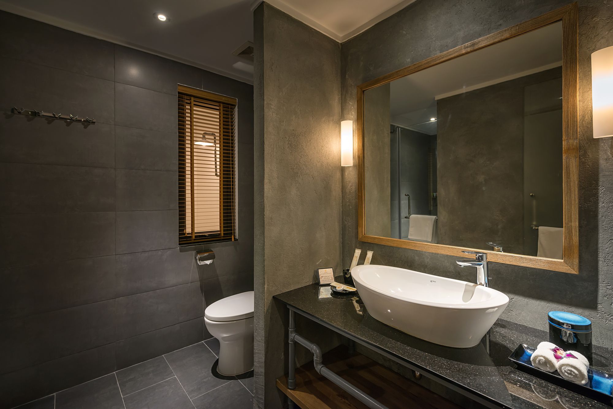 Bespoke Trendy Hotel Hanoi: Premium Suite | Bathroom