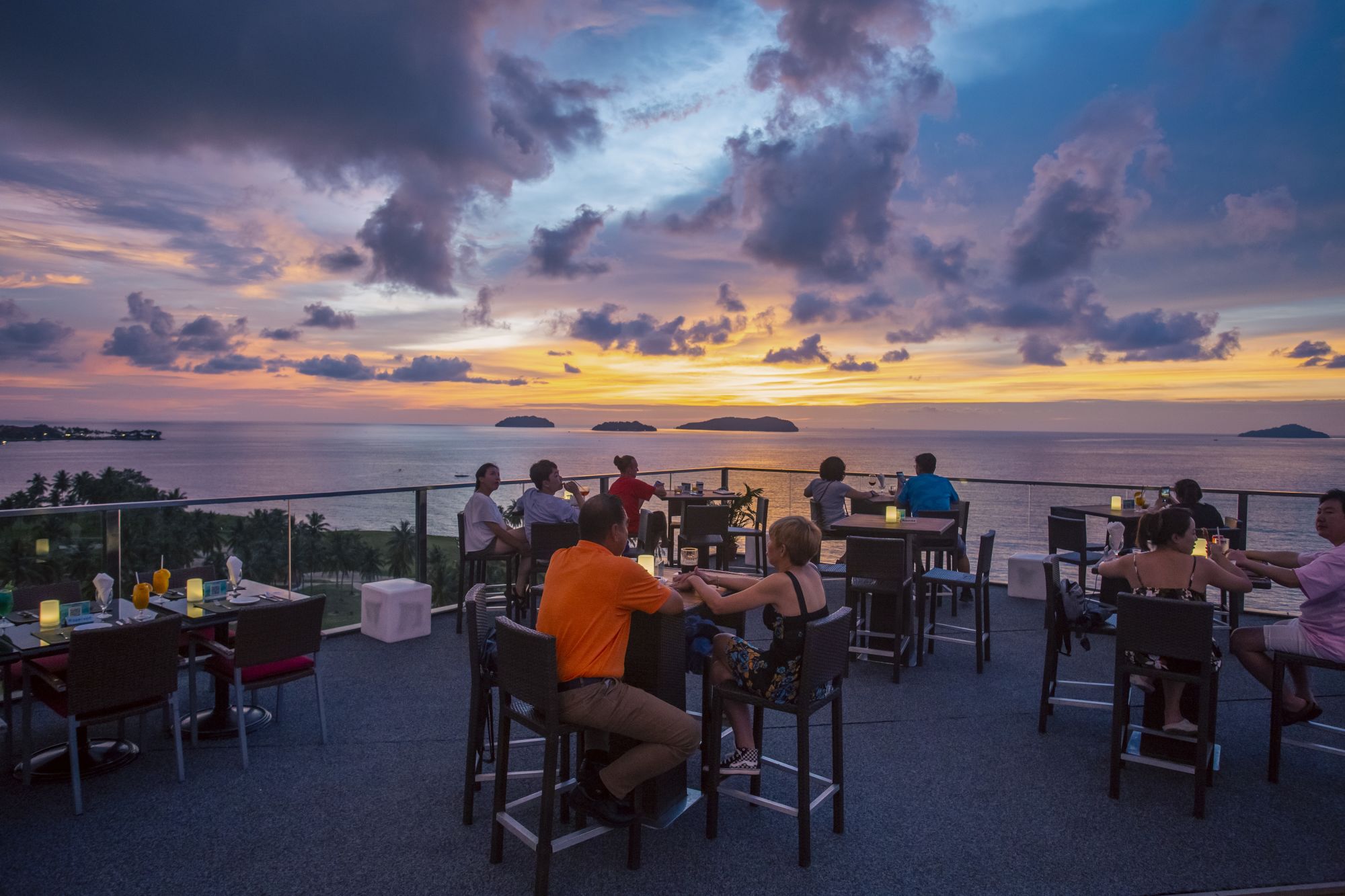 The Pacific Sutera Hotel à Kota Kinabalu: beach: f&b: Horizons Sky Bar during Sunset