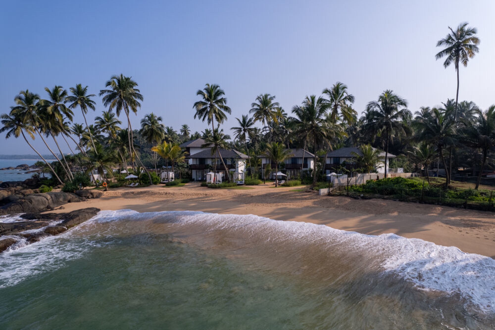 Ahu Bay in Ahungalla: surroundings