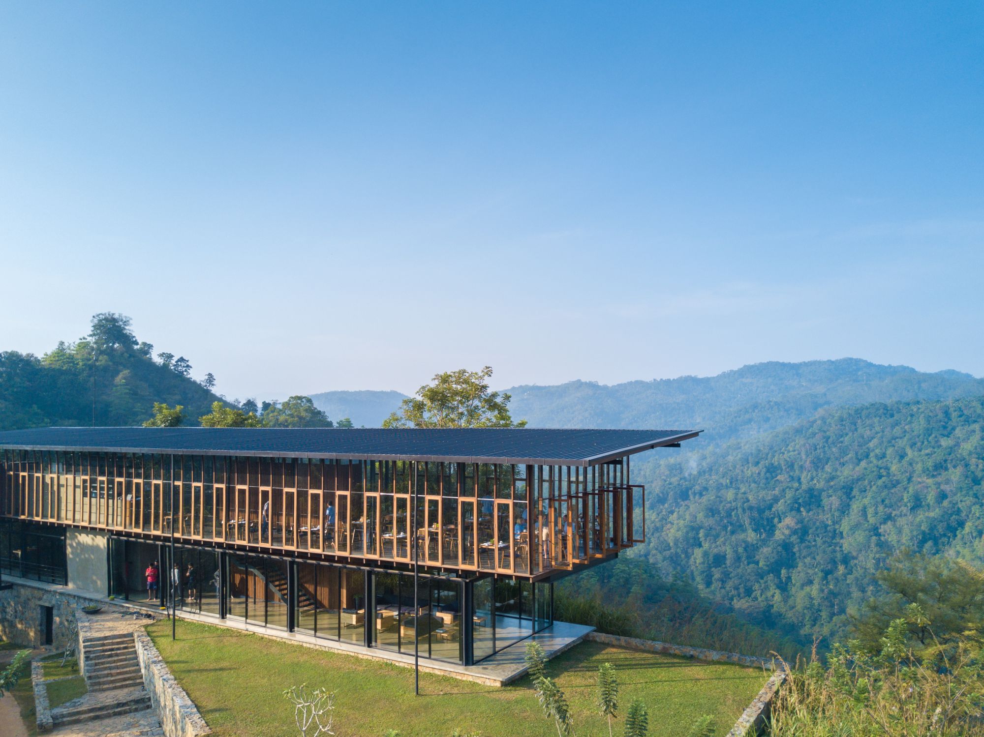 Santani Wellness Kandy:  restaurant from outside