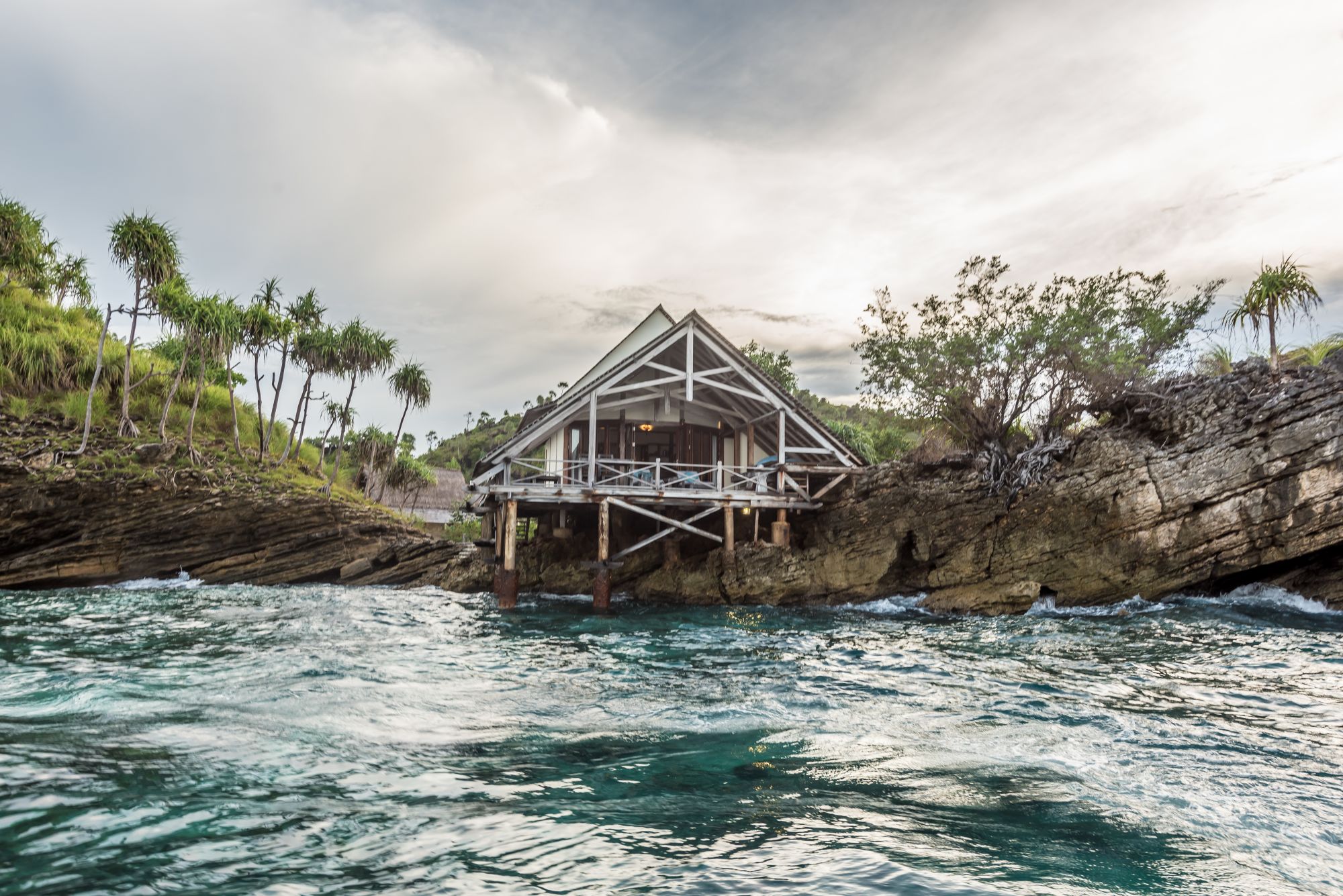 Misool Eco Resort in Sorong: Villa Tabisasu