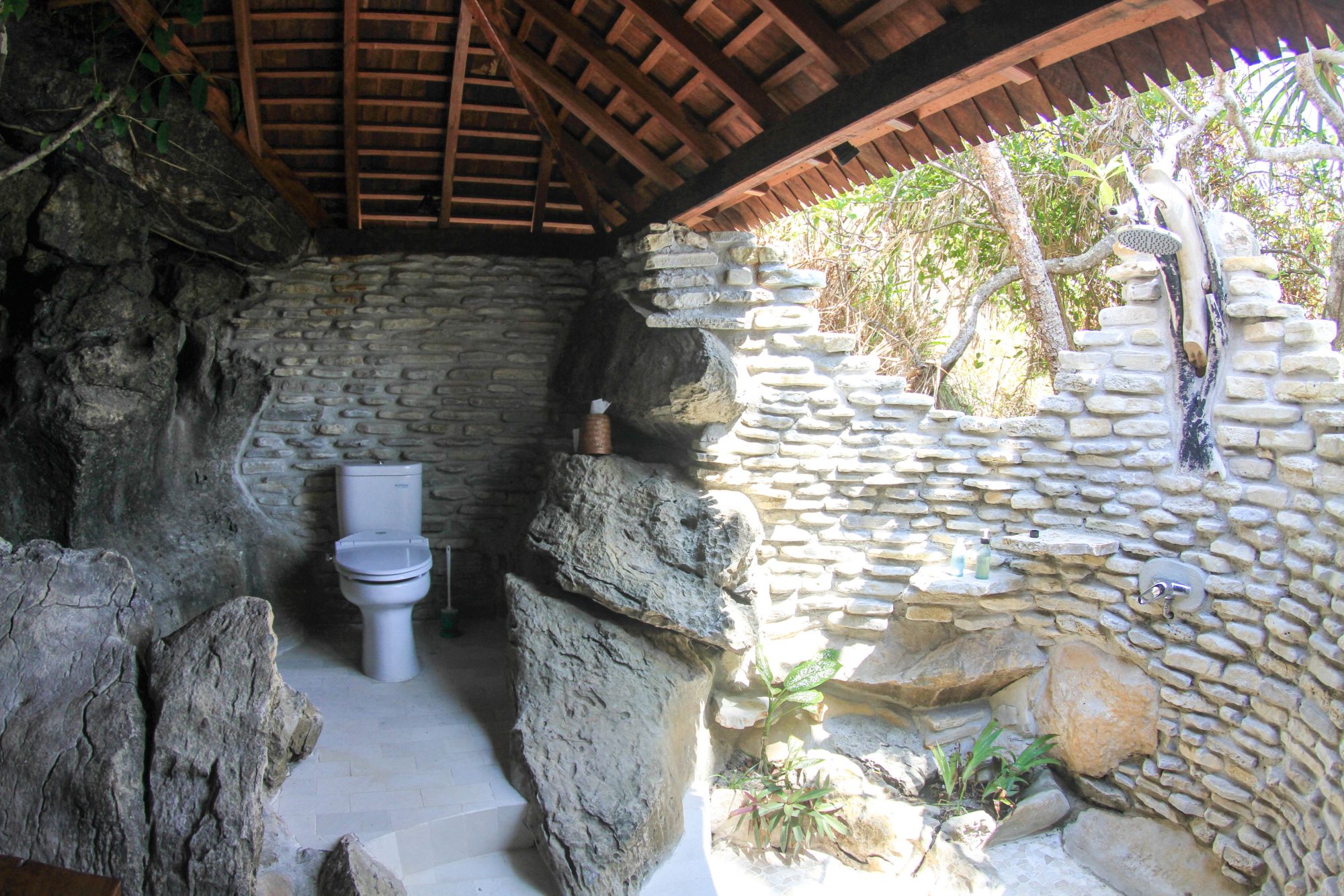 Misool Eco Resort in Sorong: Waya Biru Bathroom