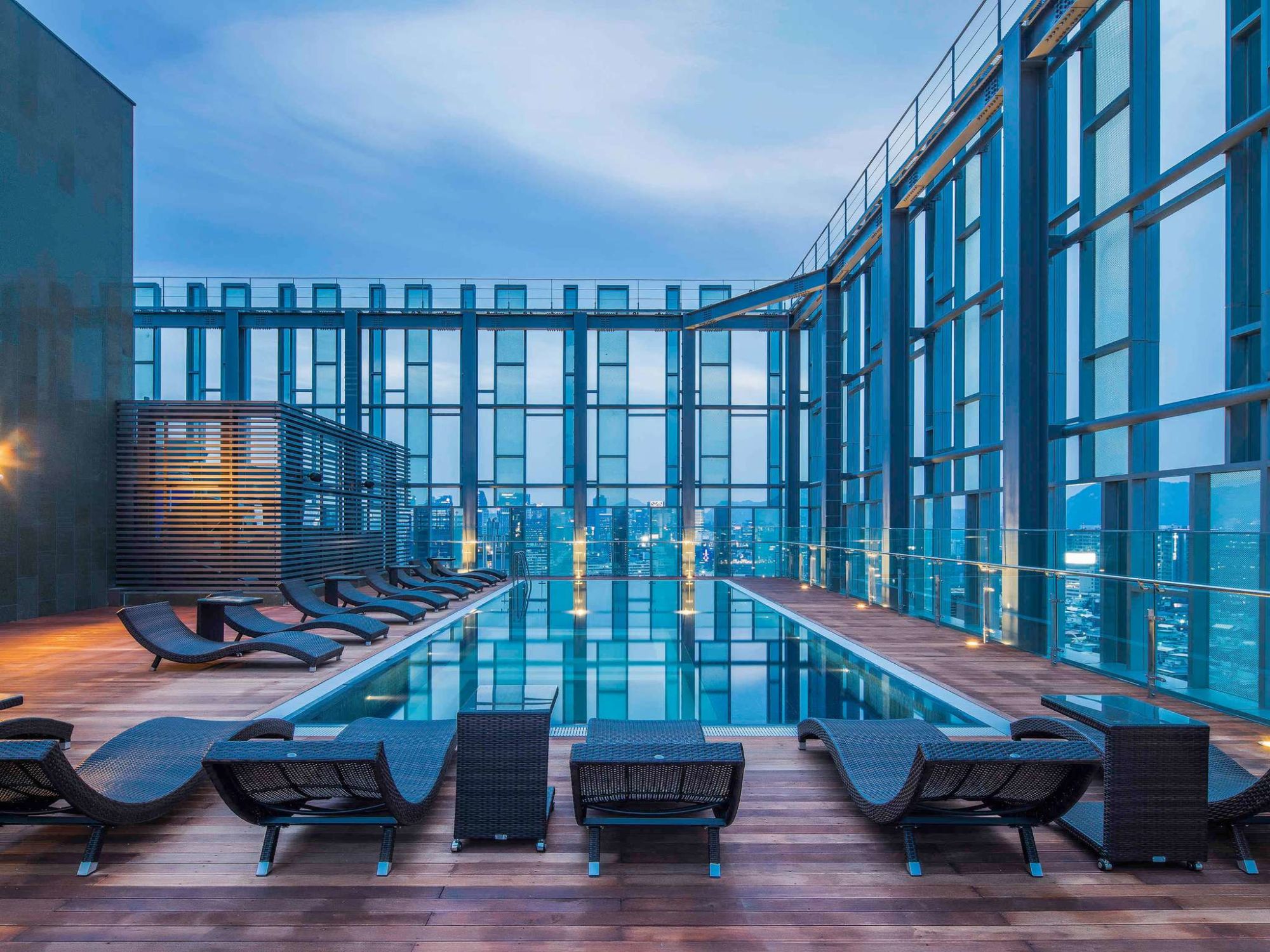 Novotel Ambassador Seoul Dongdaemun: Swimmingpool and lounge outside