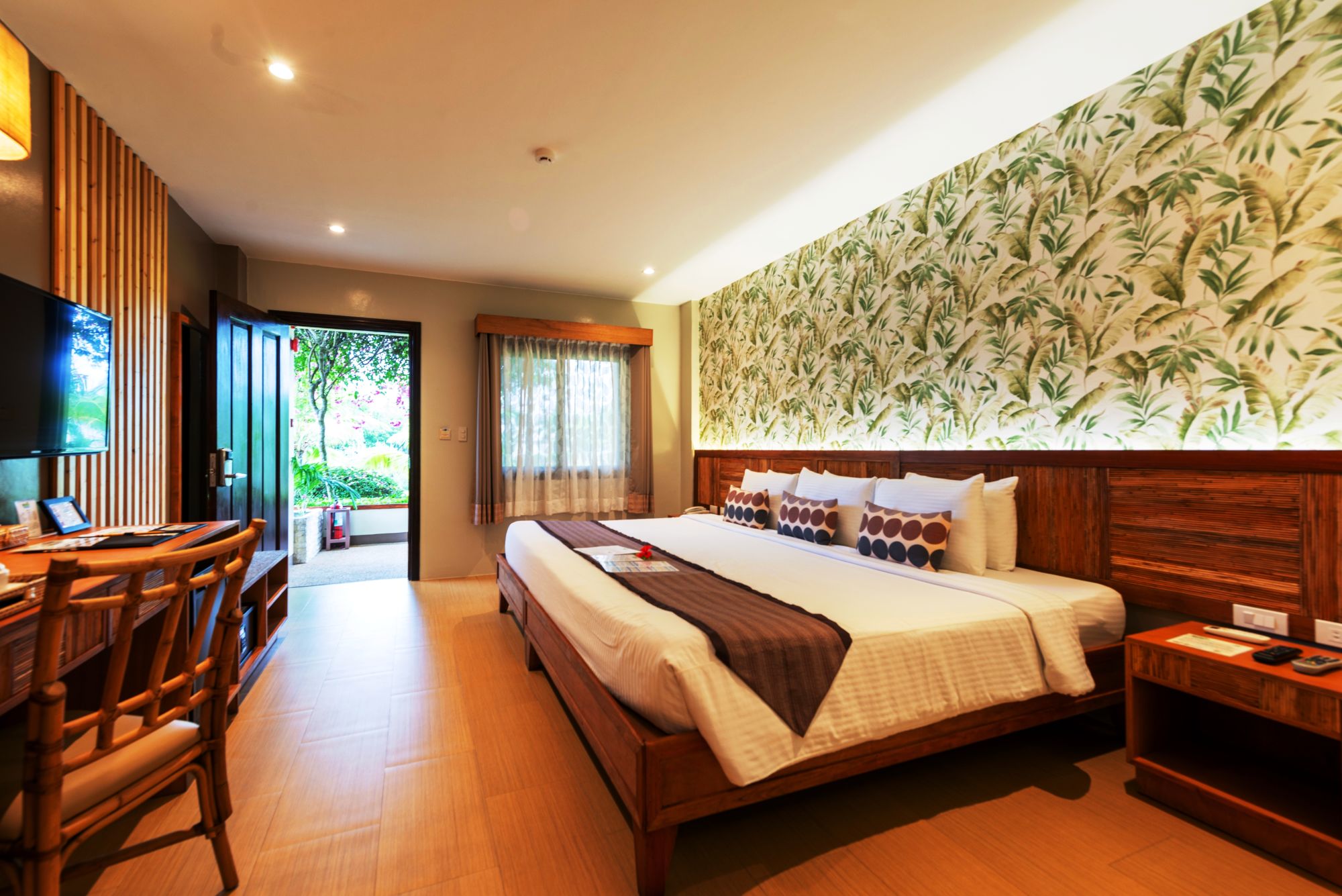 Bohol Beach Club: Deluxe Green | Super King Bed