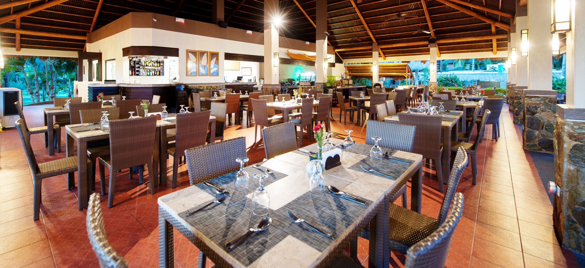 Bohol Beach Club: Agotata Restaurant Interior