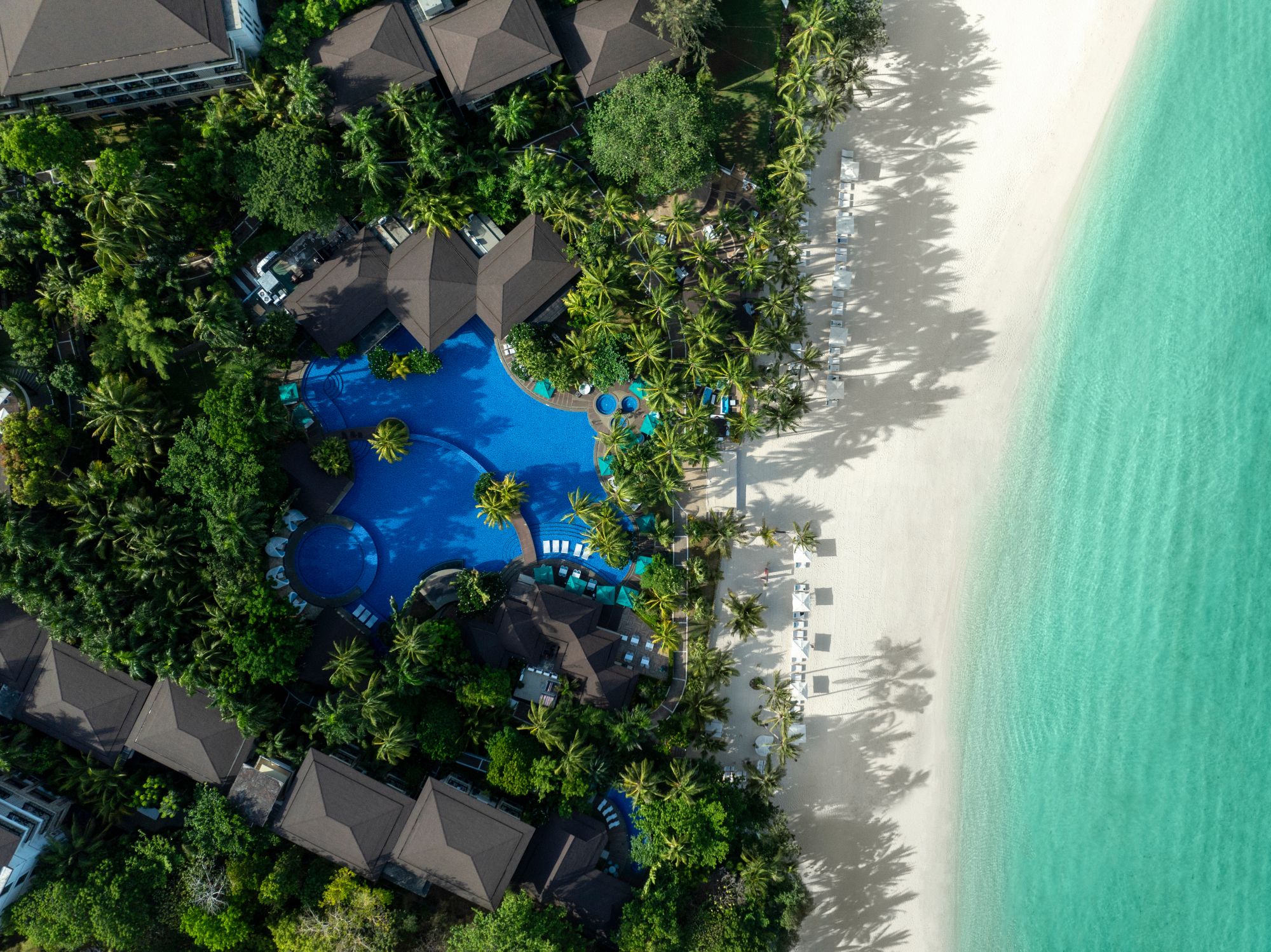 Mövenpick Resort & Spa Boracay:  Beach area 