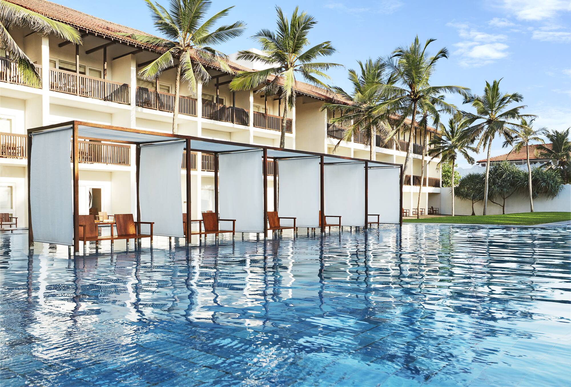 Jetwing Blue in Negombo: Exterior & Pool