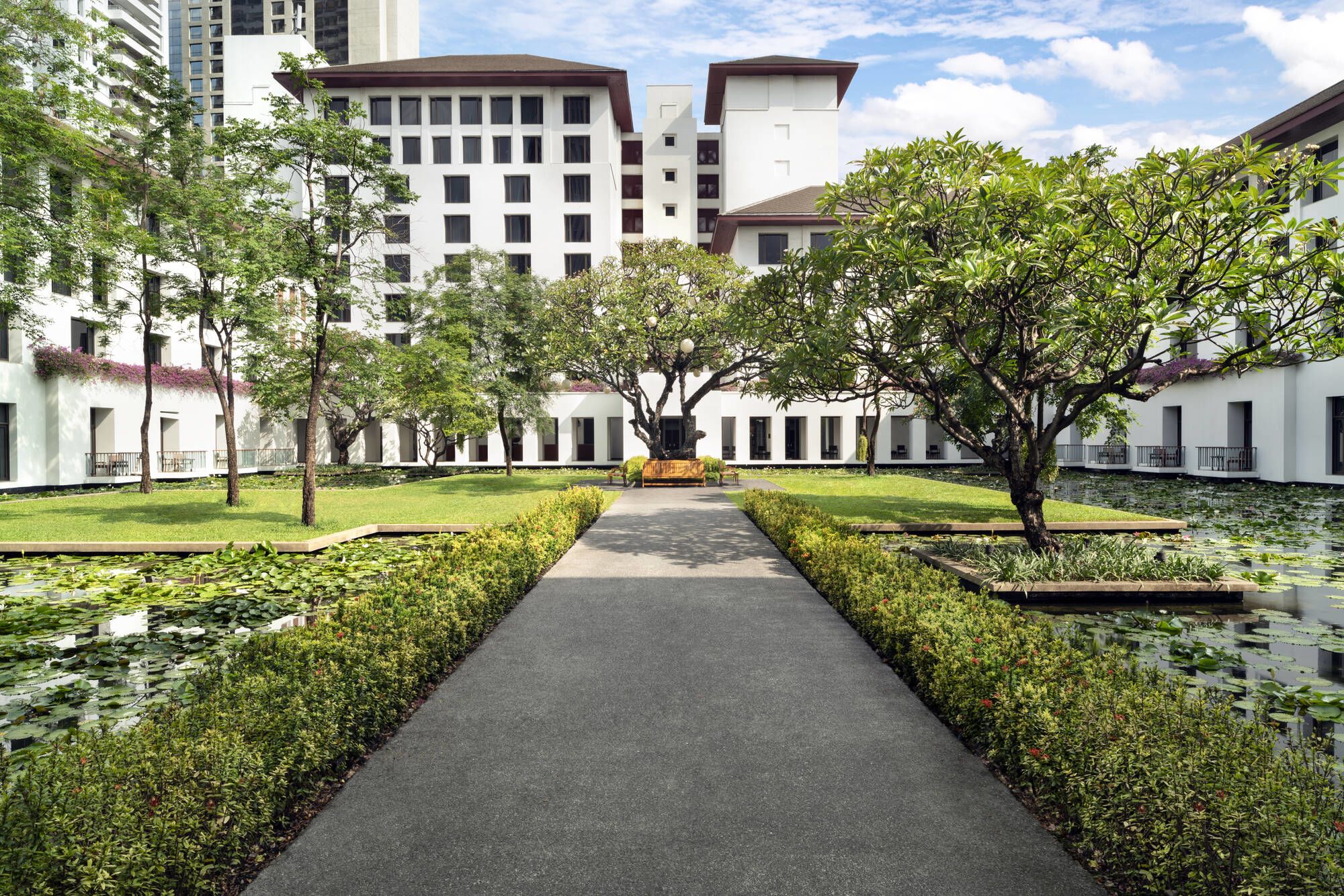 The Sukhothai Bangkok: Courtyard with Lotus pond