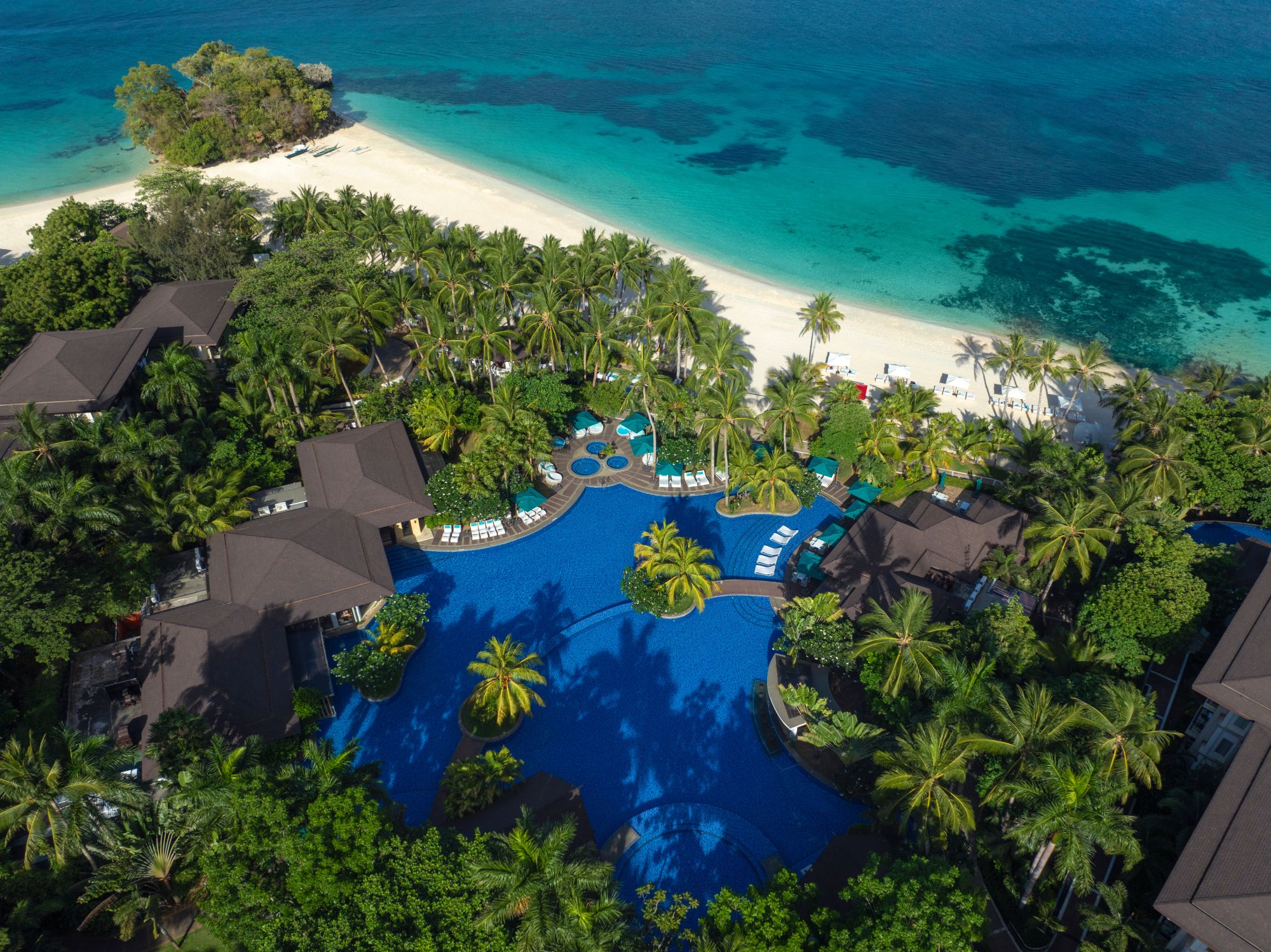 Mövenpick Resort & Spa Boracay:  Pool and Beach overview