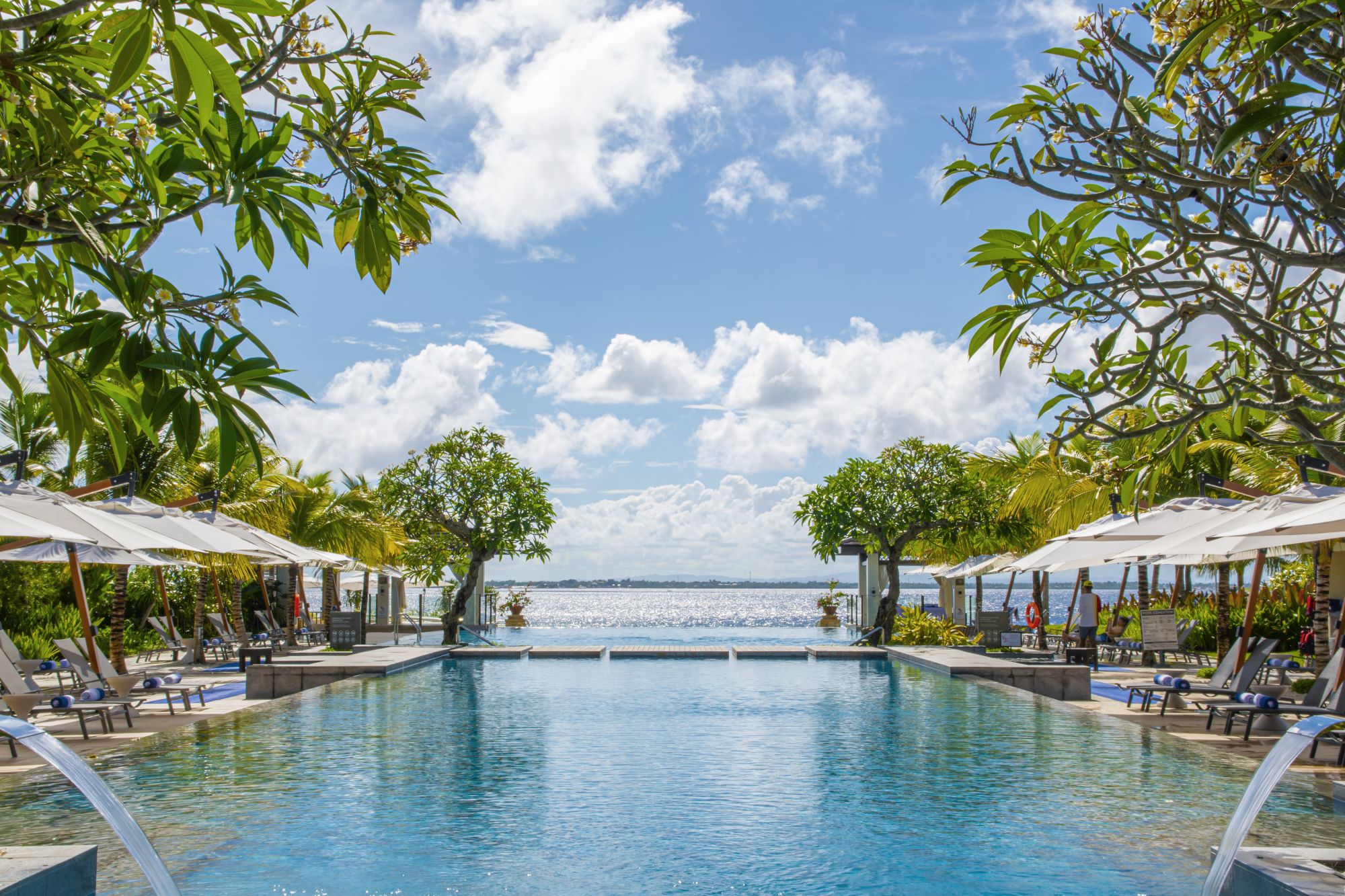 Crimson Resort & Spa Mactan in Cebu: Infinity Pool