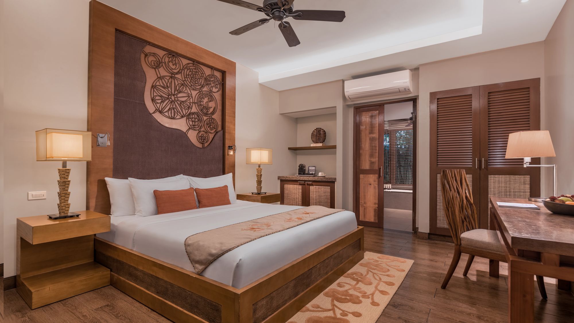 Crimson Resort & Spa Mactan in Cebu: Deluxe Room | King