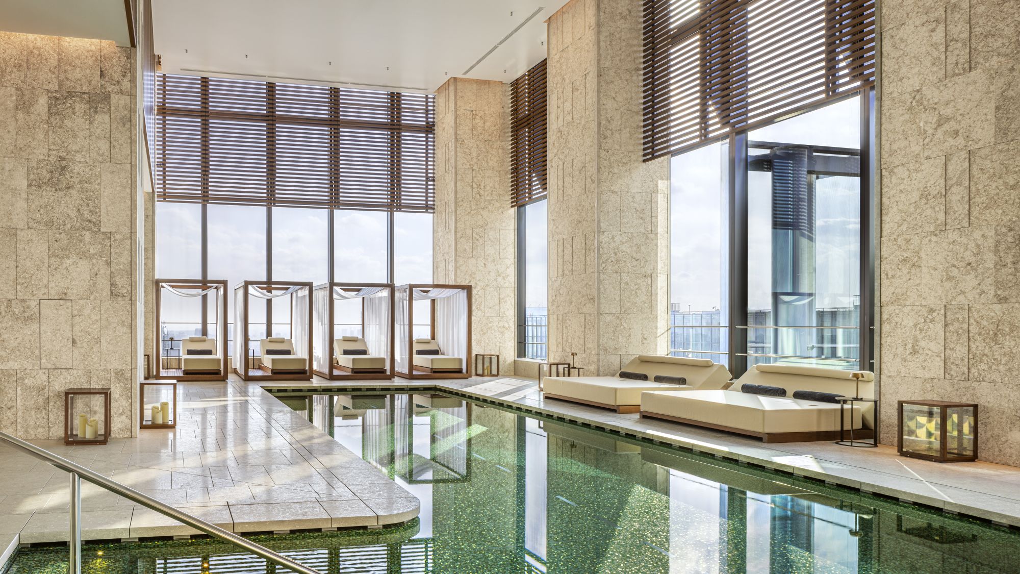 Bulgari Hotel Tokyo in Tokio: Swimmingpool with day beds