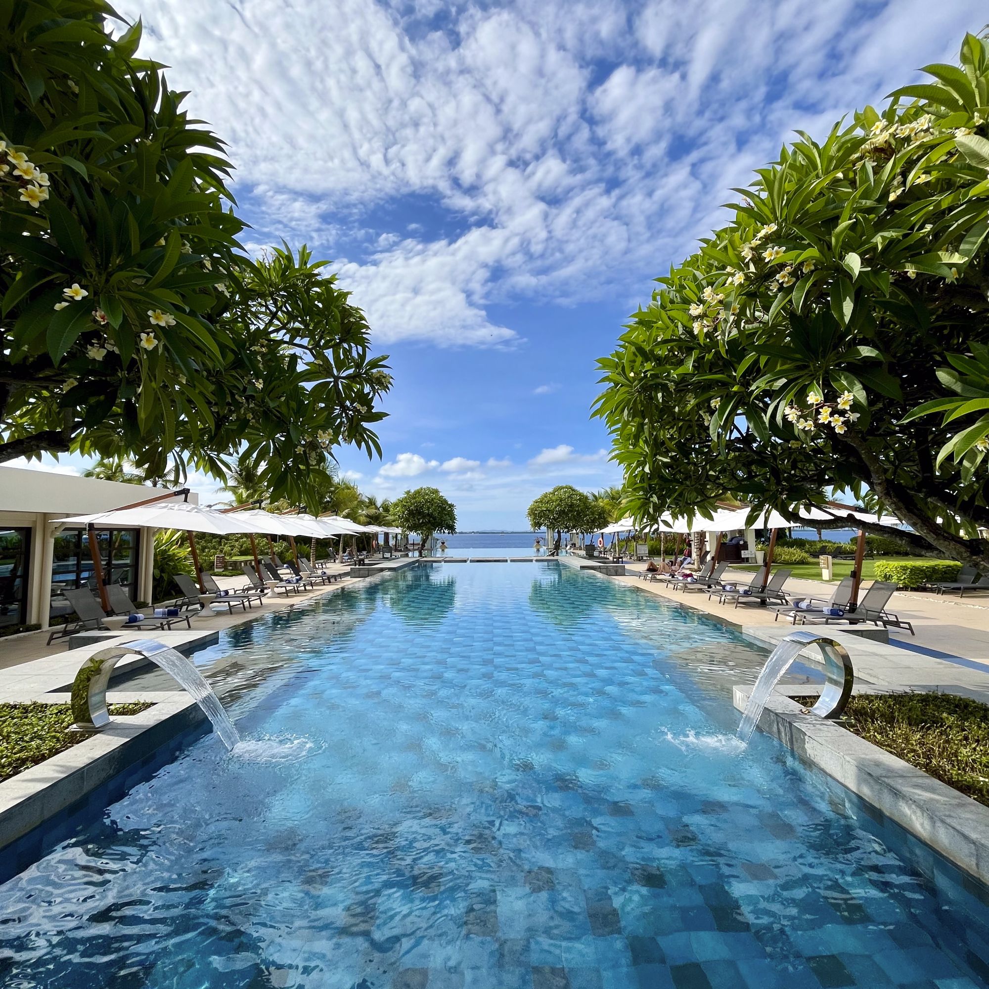 Crimson Resort & Spa Mactan in Cebu: Infinity-Pool