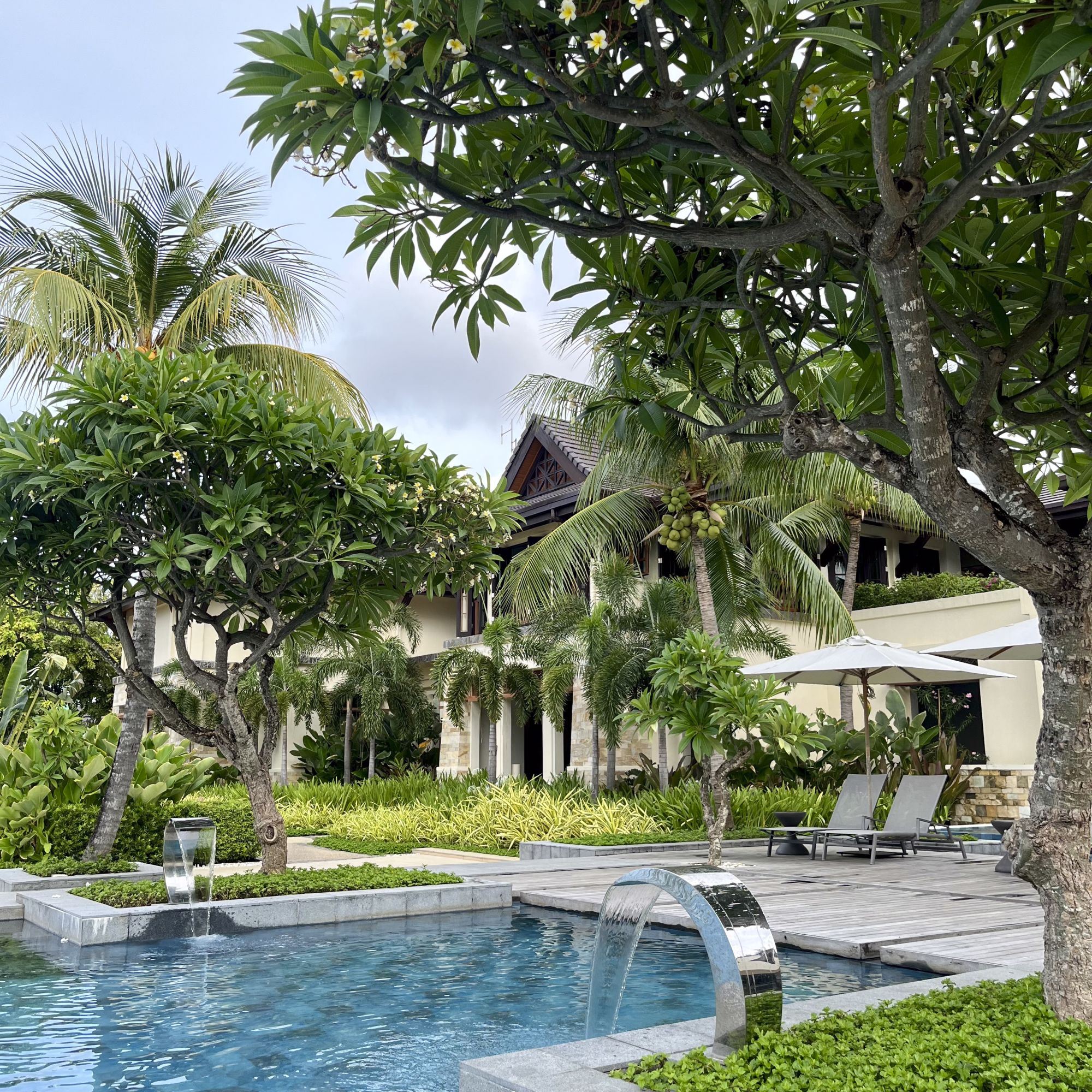 Crimson Resort & Spa Mactan in Cebu: Infinity-Pool