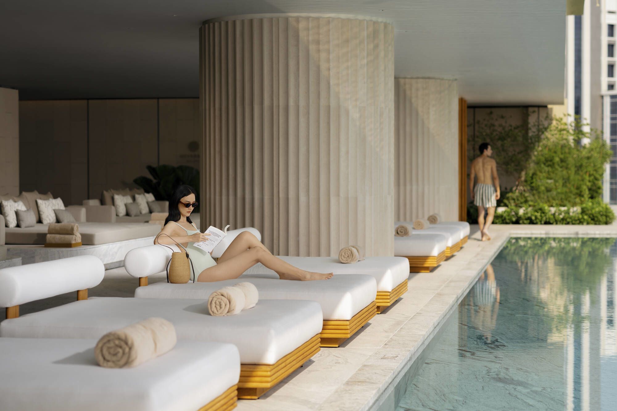 Dusit Thani Bangkok: Sunbeds at Infinity Pool