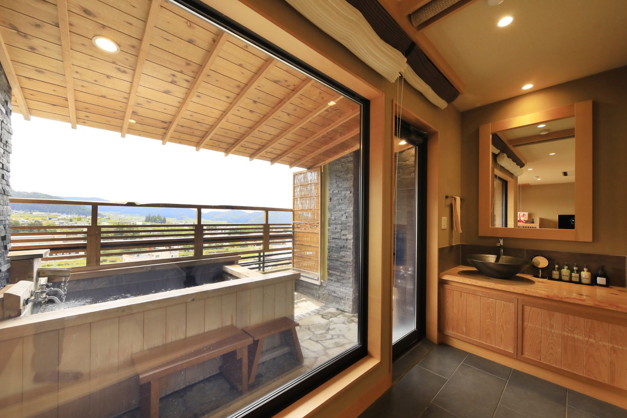Ryokan Biyuyonado in Yudanaka: Western Deluxe with open-air Onsen