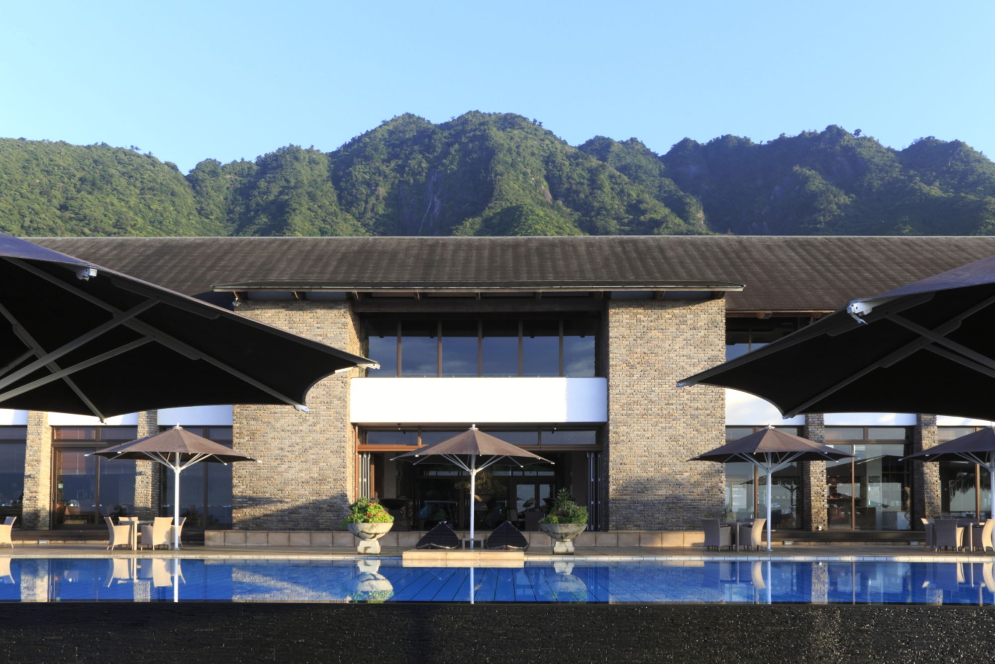 Sankara Hotel & Spa à Yakushima: Main building and mountains