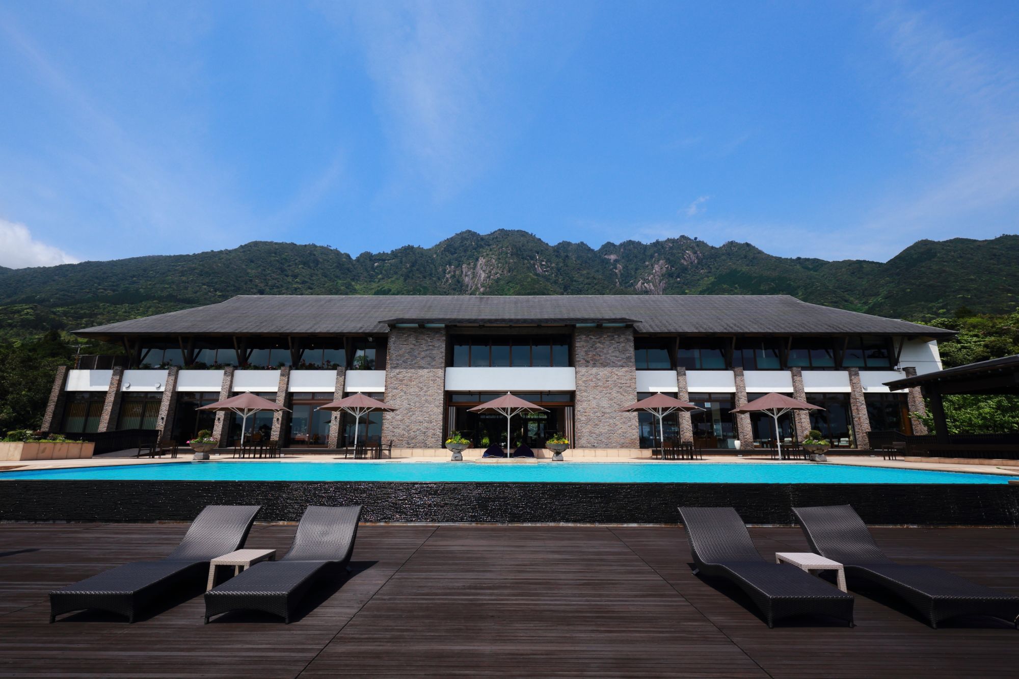 Sankara Hotel & Spa à Yakushima: Swimmingpool and main building