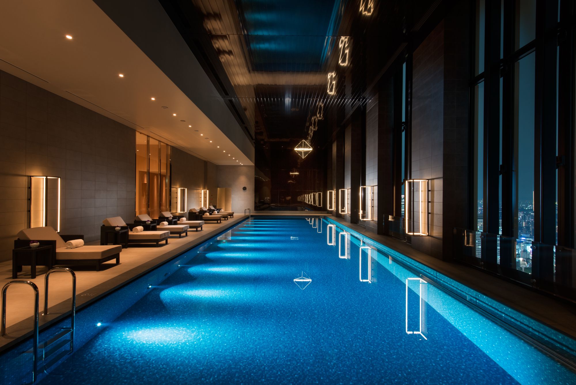 Conrad Osaka: Swimmingpool at night
