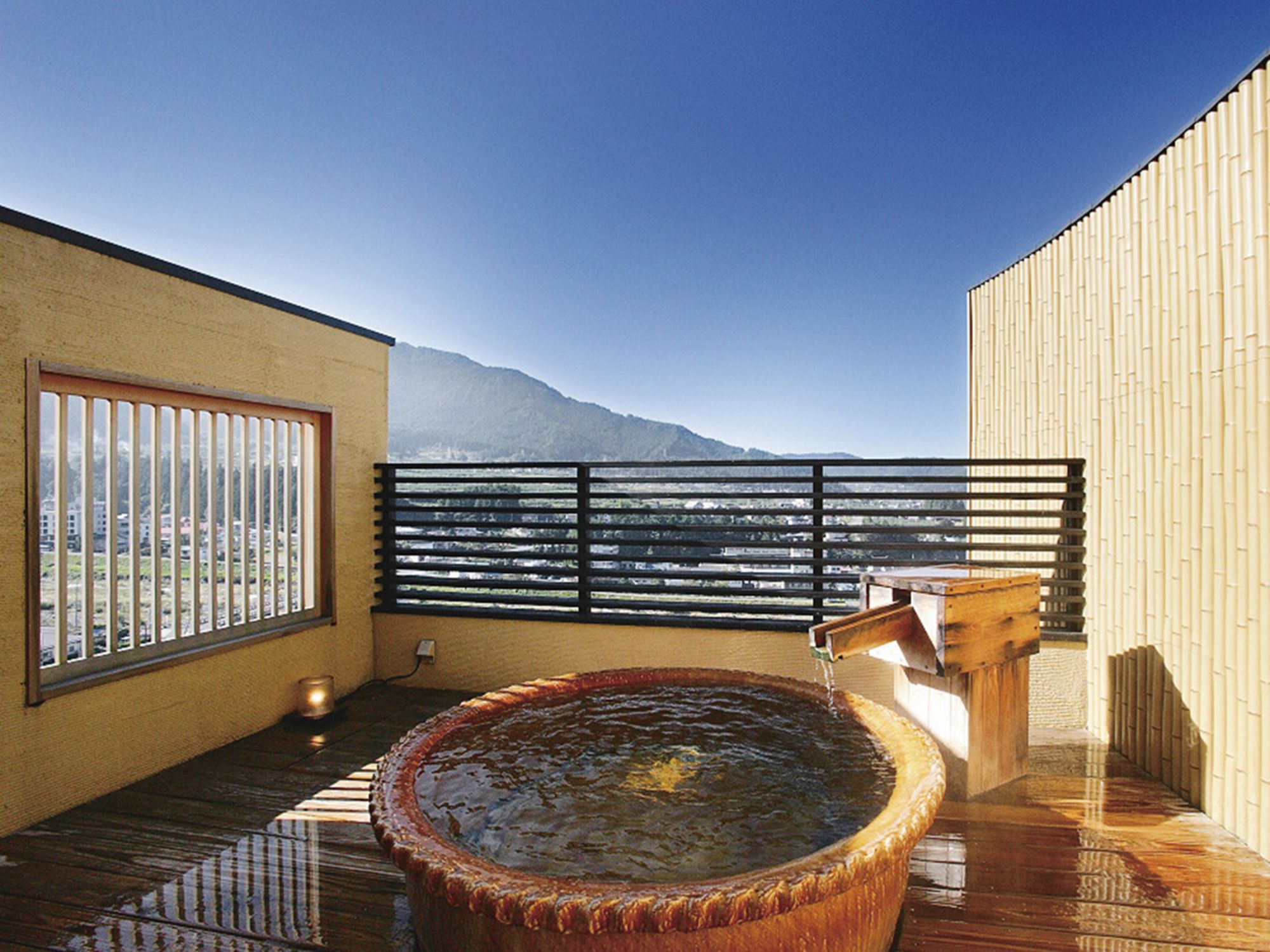 Ryokan Biyuyonado in Yudanaka: Private rooftop bath