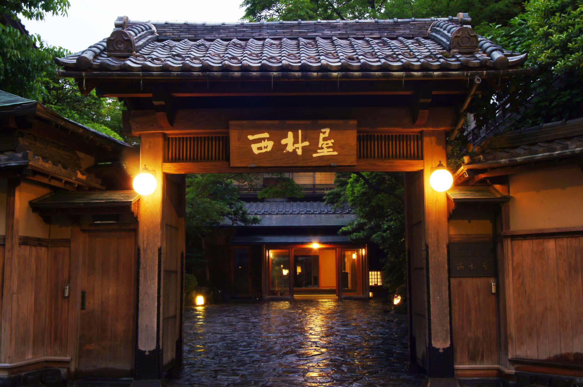 Nishimuraya Honkan à Kinosaki Onsen: Entrance at dawn