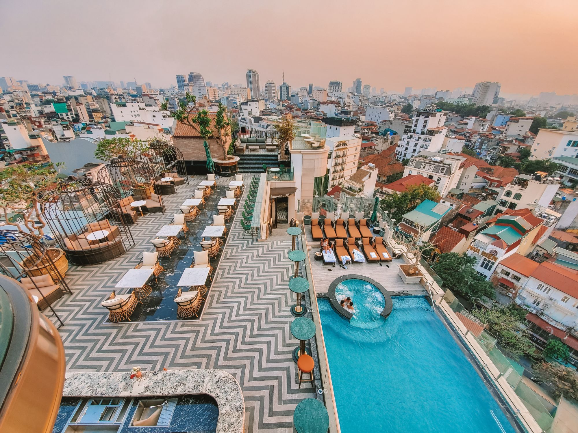 Peridot Grand Luxury Boutique Hotel à Hanoi: Ignite Sky Bar